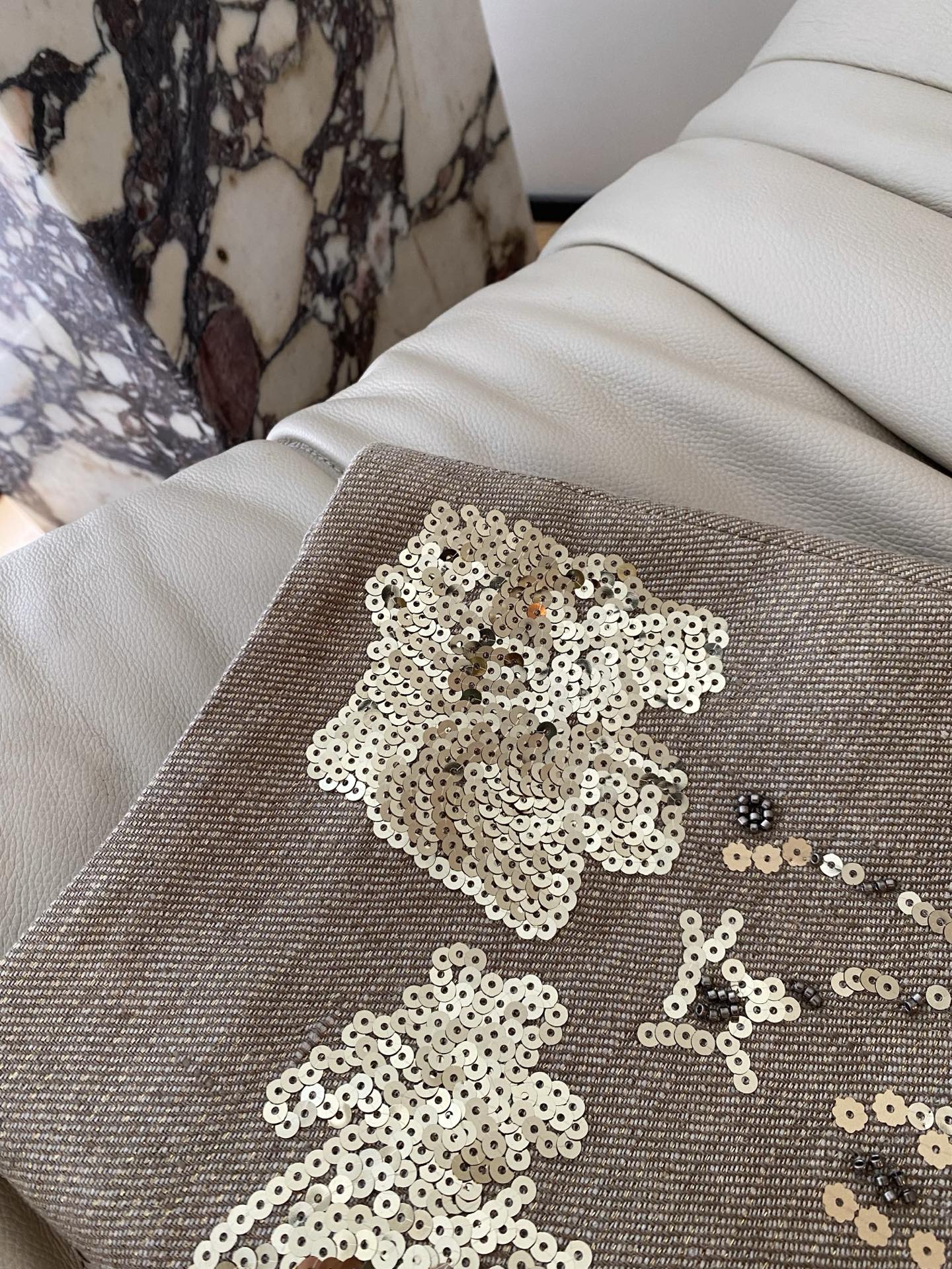 26SS春夏 极简高级风重工亮片钉珠半裙 重工亮片与金线的碰撞 既有温又有亮度 越简约 越见细节 这件半