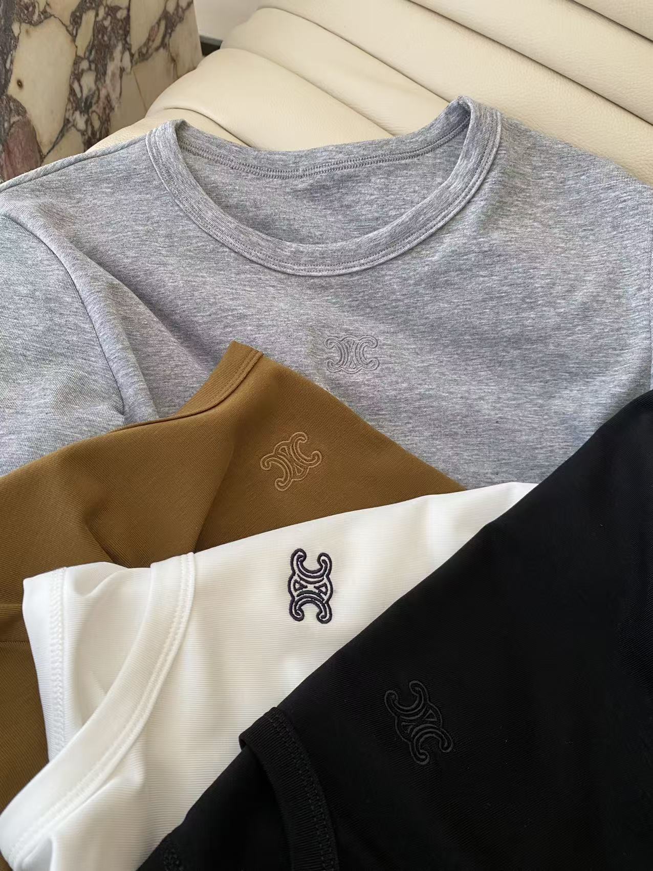 26SS春夏 简约通勤CE tee 基础款也能穿出高级感 四个颜色都想all in 软糯又有垂感 夏天穿