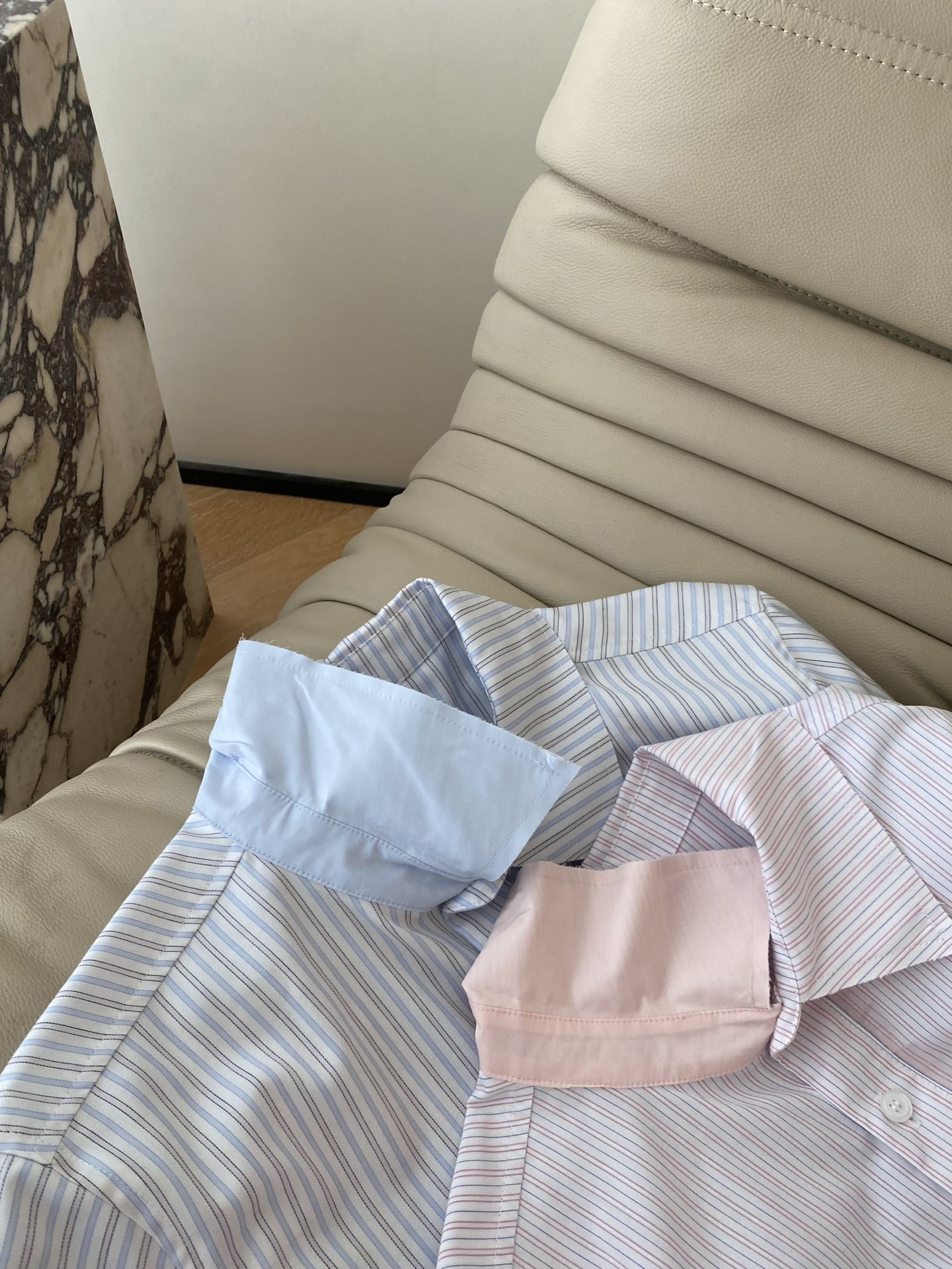 26SS春夏 文艺松弛通条纹衬衫 勤春天的淡彩揉进条纹里浅蓝/粉调细条纹，软而挺括的棉感 翻领利落不挑肩