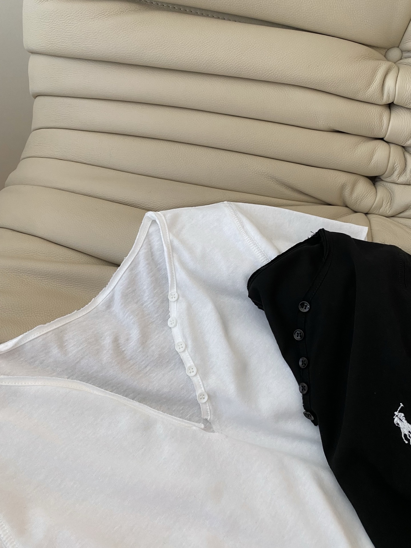 26SS 早春新款小开叉刺绣LOGO短袖T恤采用经典微宽松落肩设计，领口为简约小开叉排扣V型，搭配透气亲