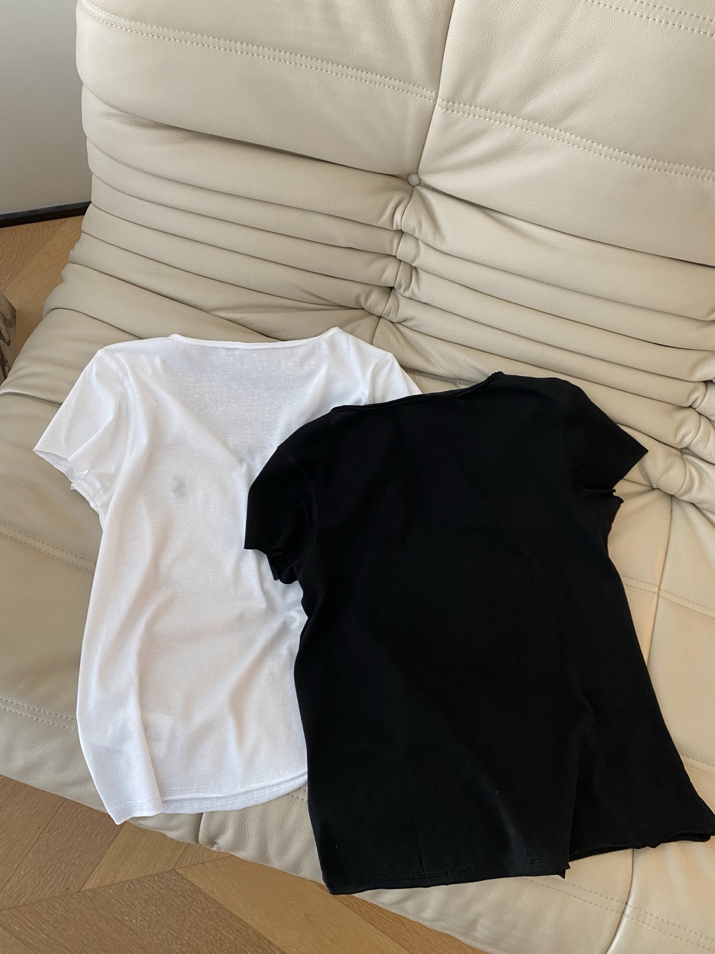 26SS 早春新款小开叉刺绣LOGO短袖T恤采用经典微宽松落肩设计，领口为简约小开叉排扣V型，搭配透气亲