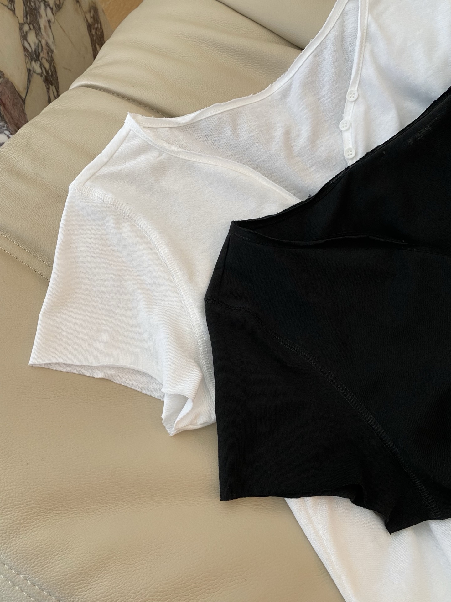 26SS 早春新款小开叉刺绣LOGO短袖T恤采用经典微宽松落肩设计，领口为简约小开叉排扣V型，搭配透气亲