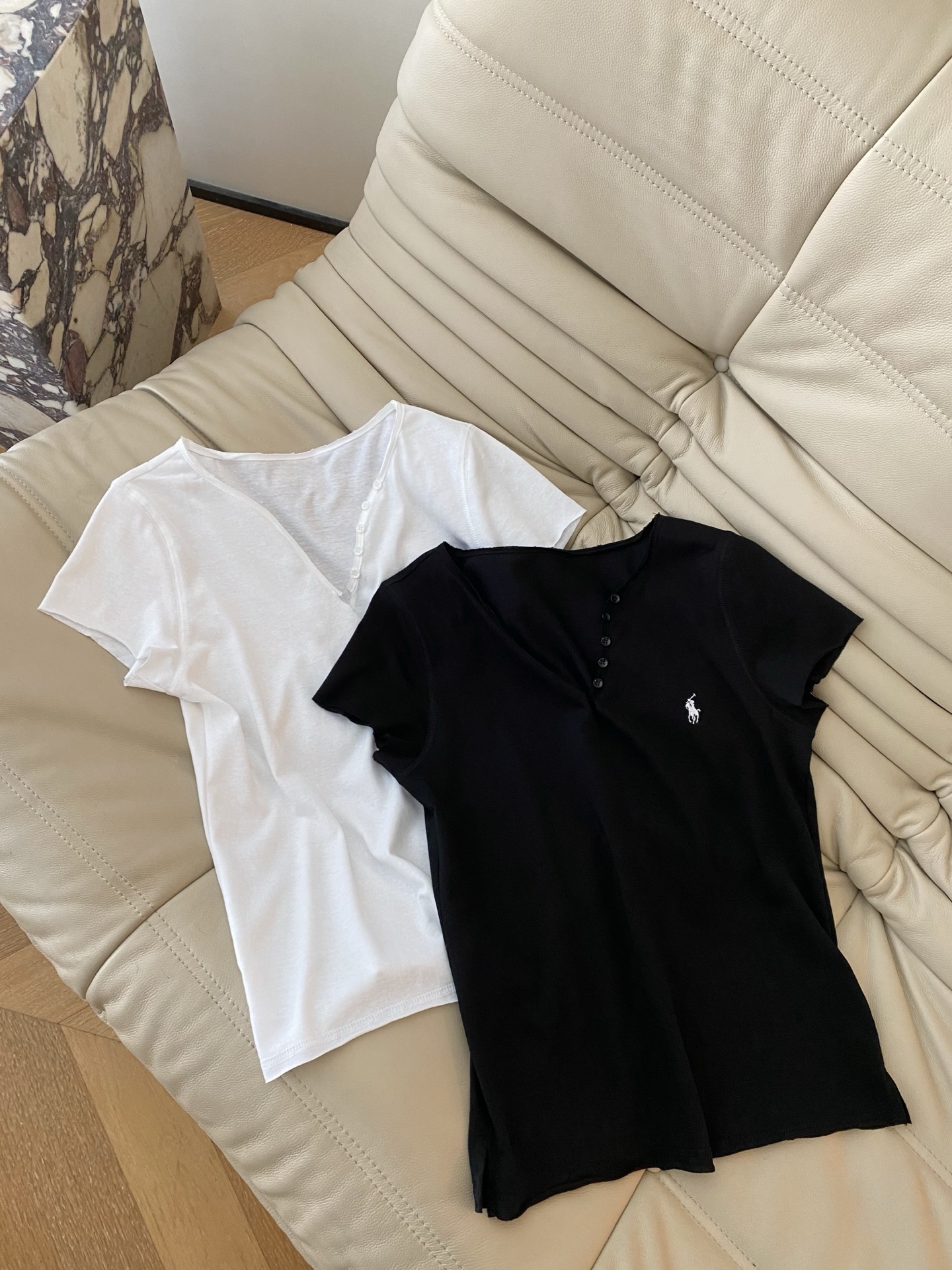26SS 早春新款小开叉刺绣LOGO短袖T恤采用经典微宽松落肩设计，领口为简约小开叉排扣V型，搭配透气亲