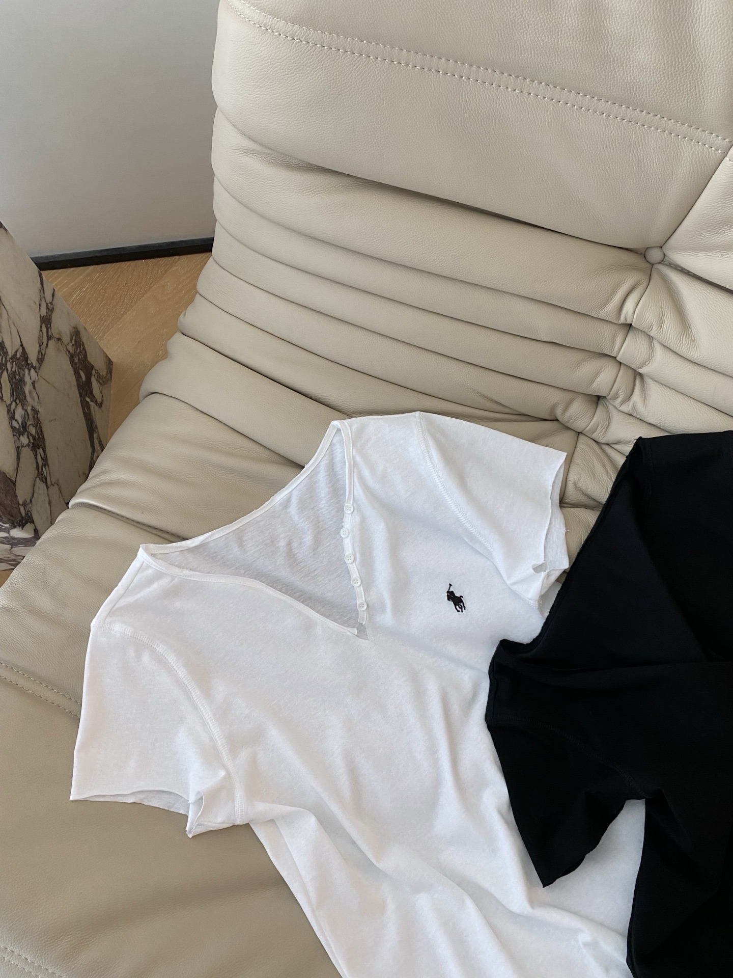 26SS 早春新款小开叉刺绣LOGO短袖T恤采用经典微宽松落肩设计，领口为简约小开叉排扣V型，搭配透气亲
