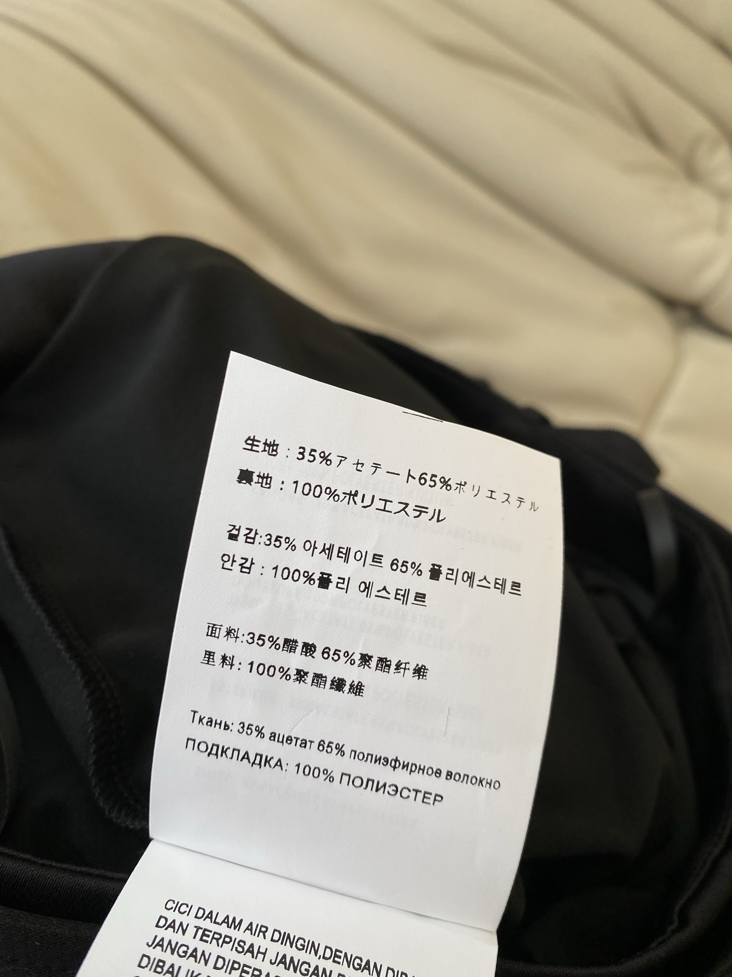 26SS 早春新款黑色腰带款A字短裙采用经典高腰修身设计，腰头搭配同面料金属方扣腰带，后片以对称贴袋点缀