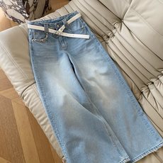 26SS 早春新款彩珠阔腿牛仔裤 采用经典高腰阔腿版型,利落剪裁修饰腿型,腰头搭配同色系白色细皮带,随性 26SS 早春新款彩珠阔腿牛仔裤 采用经典高腰阔腿版型,利落剪裁修饰腿型,腰头搭配同色系白色细皮带,随性