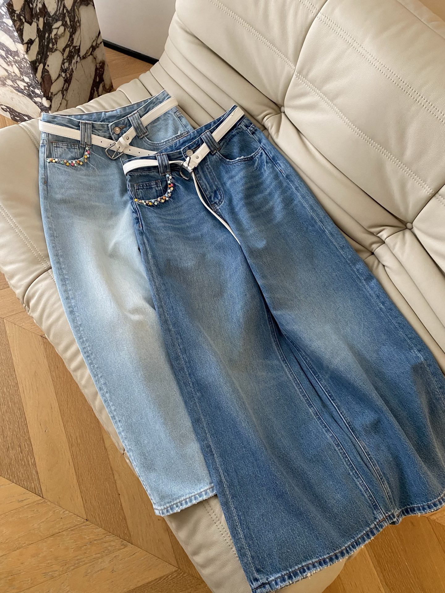 26SS 早春新款彩珠阔腿牛仔裤 采用经典高腰阔腿版型，利落剪裁修饰腿型，腰头搭配同色系白色细皮带，随性