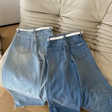 26SS 早春新款彩珠阔腿牛仔裤 采用经典高腰阔腿版型,利落剪裁修饰腿型,腰头搭配同色系白色细皮带,随性 26SS 早春新款彩珠阔腿牛仔裤 采用经典高腰阔腿版型,利落剪裁修饰腿型,腰头搭配同色系白色细皮带,随性