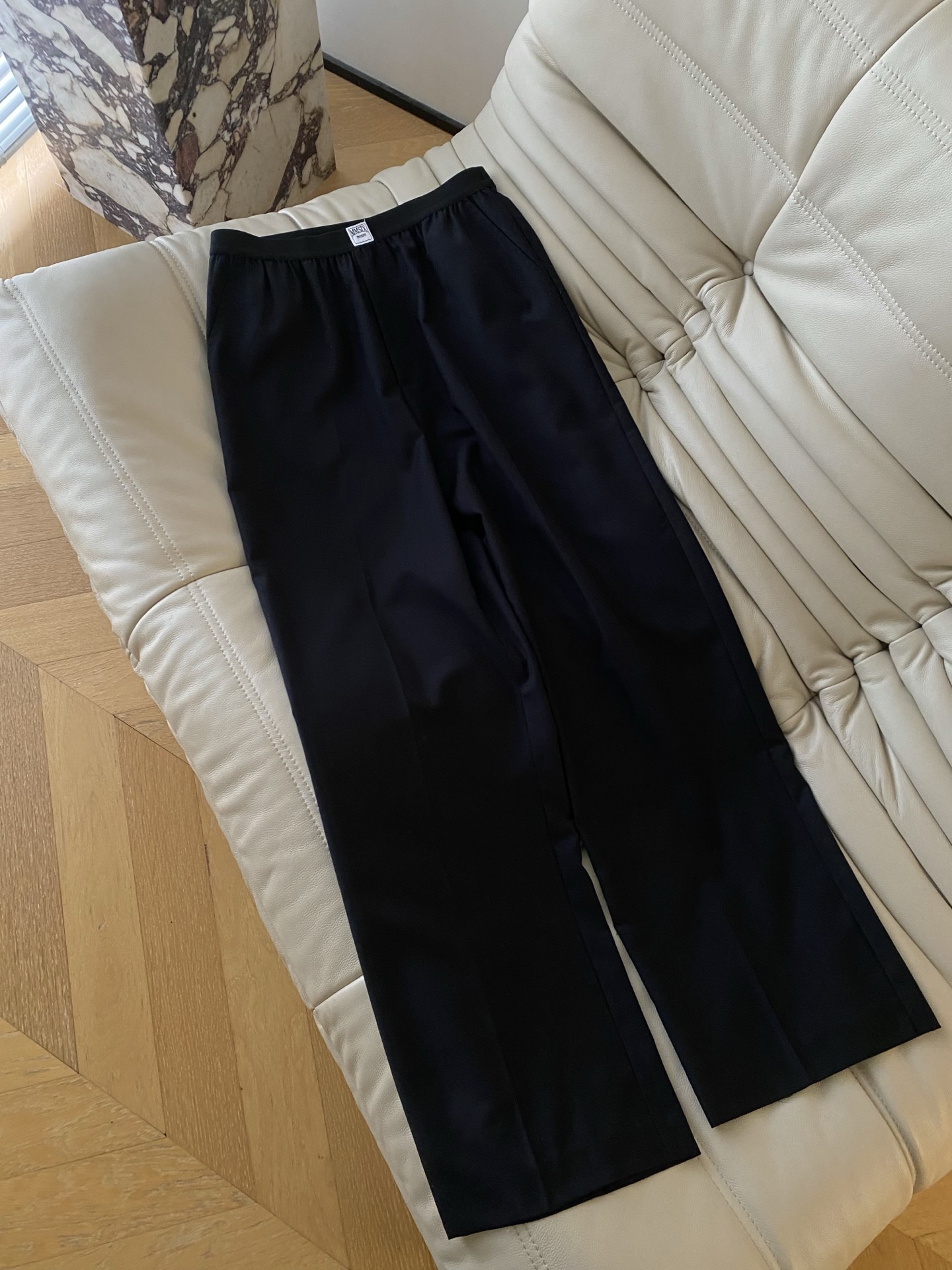 26SS 早春新款黑色松紧腰阔腿西裤采用经典高腰显瘦设计，腰头为弹力松紧设计，搭配垂坠有型的精纺西装面料