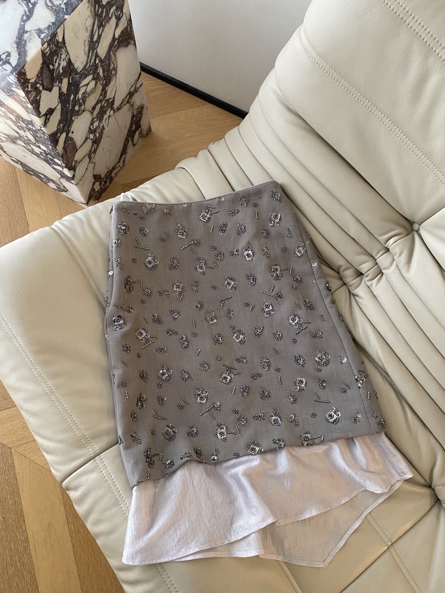 26SS 早春新款亮片拼接双层半裙 采用经典高腰显瘦设计，裙身满覆精致亮片珠饰，错落分布如星芒闪烁，自带