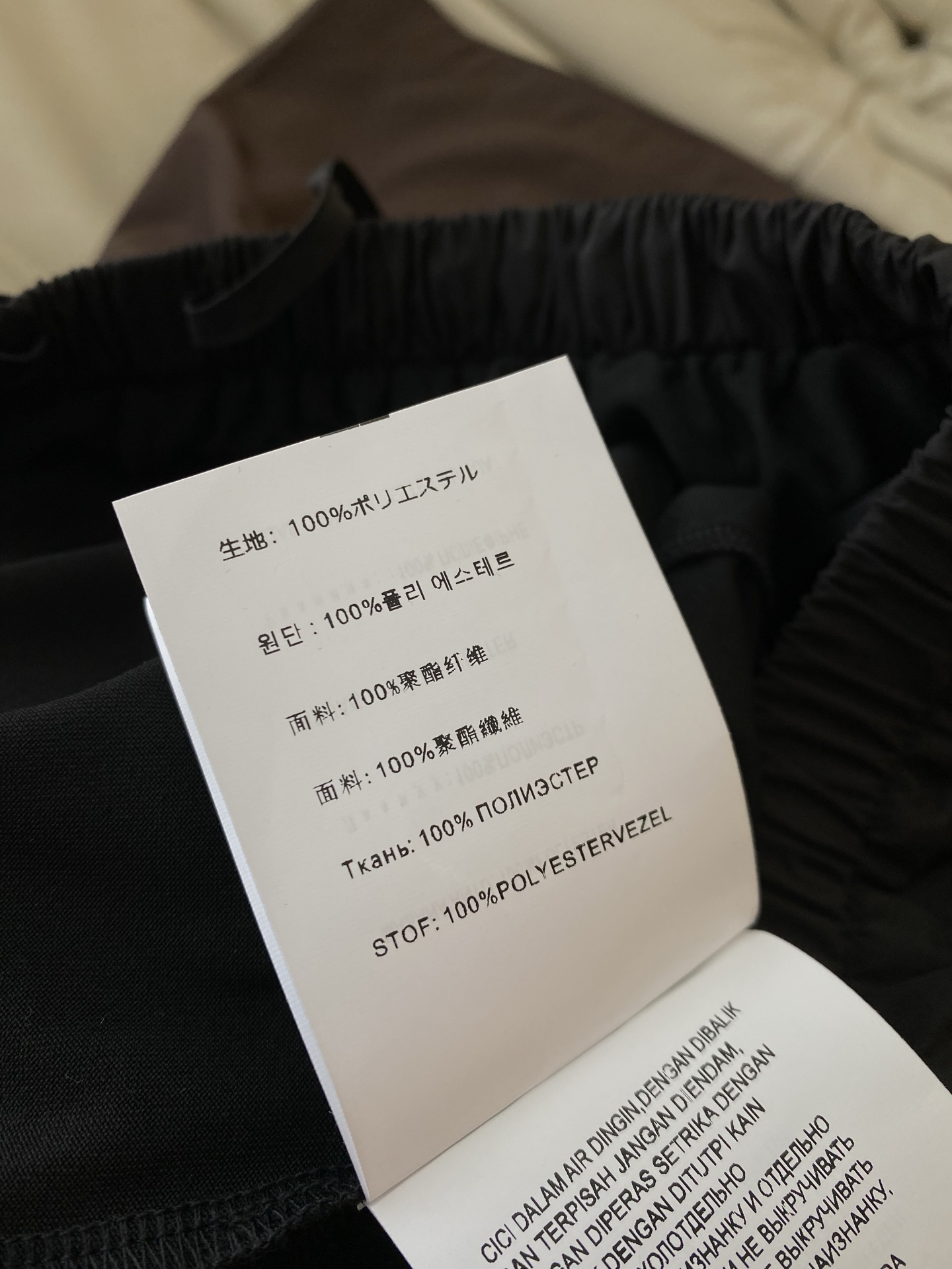 26SS 早春新款工装风抽绳短裙采用高腰A字利落廓形，腰头为弹力抽绳设计，搭配同色系抽绳系带，前片以立体