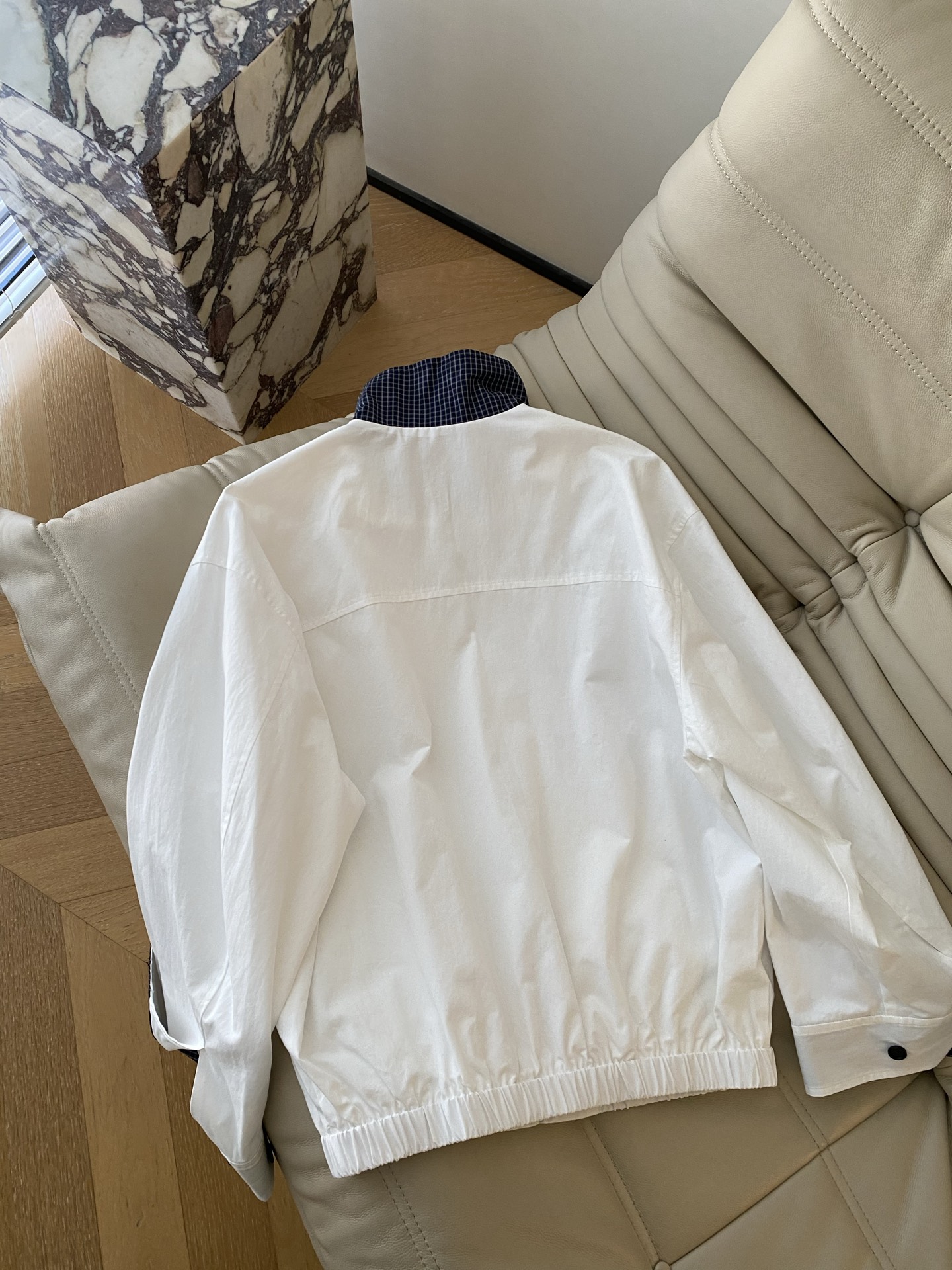 26SS 早春新款格纹领工装夹克采用宽松落肩利落廓形，领口为格纹拼接立领设计，搭配同色系拉链开合，前片以