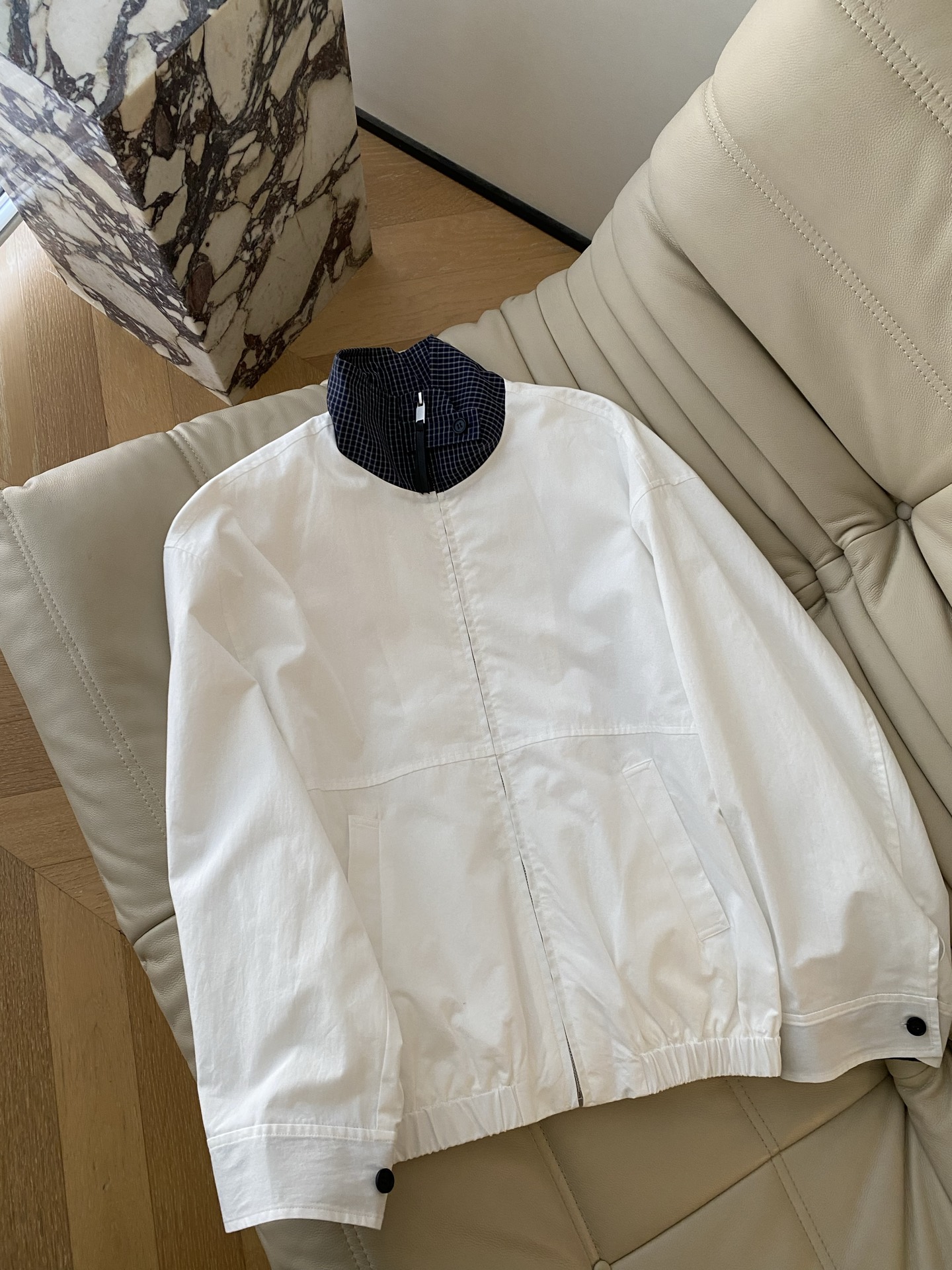 26SS 早春新款格纹领工装夹克采用宽松落肩利落廓形，领口为格纹拼接立领设计，搭配同色系拉链开合，前片以