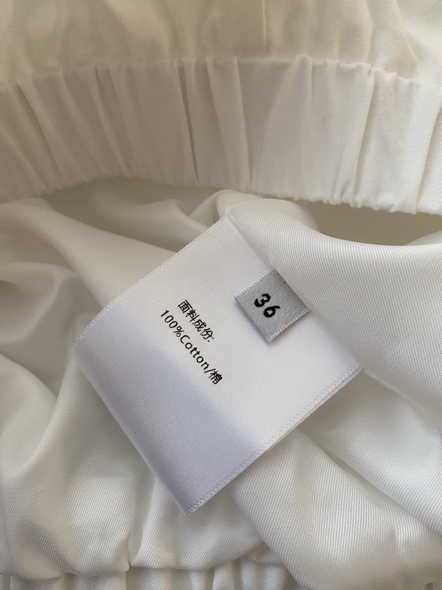 26SS 早春新款格纹领工装夹克采用宽松落肩利落廓形，领口为格纹拼接立领设计，搭配同色系拉链开合，前片以