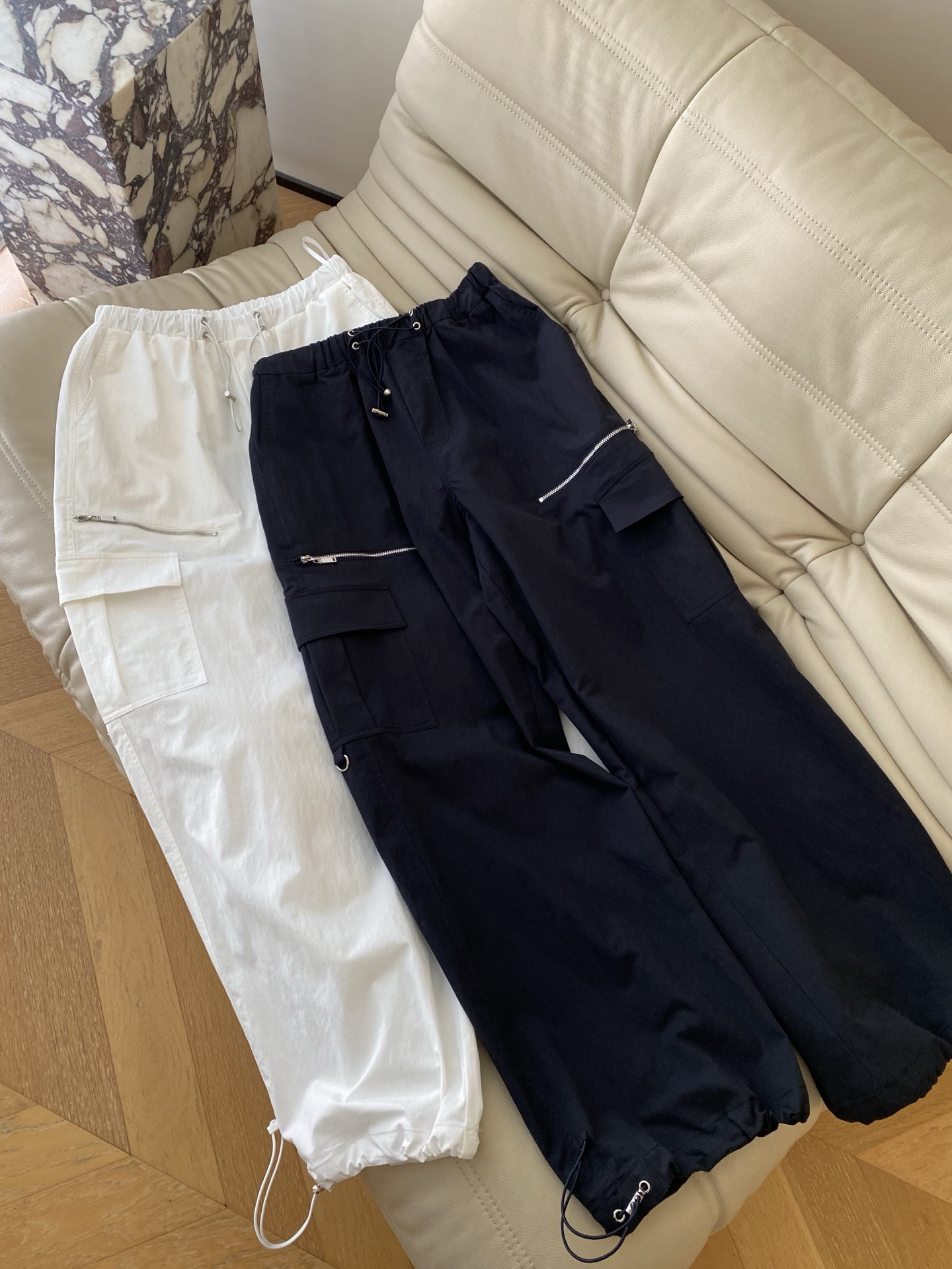 26SS 早春新款多口袋抽绳工装阔腿裤 经典松紧抽绳腰头设计，裤身对称点缀立体工装口袋，搭配侧边拉链细节