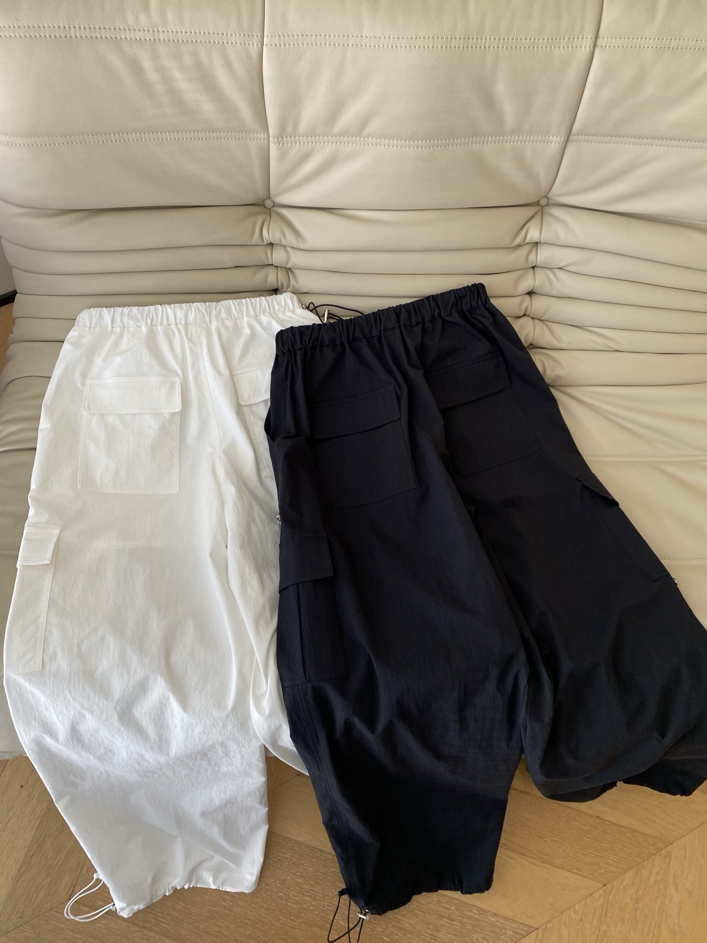 26SS 早春新款多口袋抽绳工装阔腿裤 经典松紧抽绳腰头设计，裤身对称点缀立体工装口袋，搭配侧边拉链细节