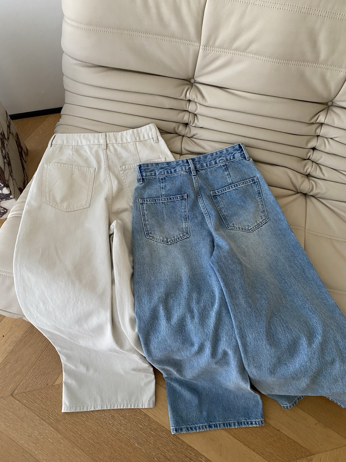 26SS 早春新款复古水洗牛仔两件套，采用高腰利落直筒裤+叠层迷你裙片设计腰头纽扣门襟还原工装细节，编织