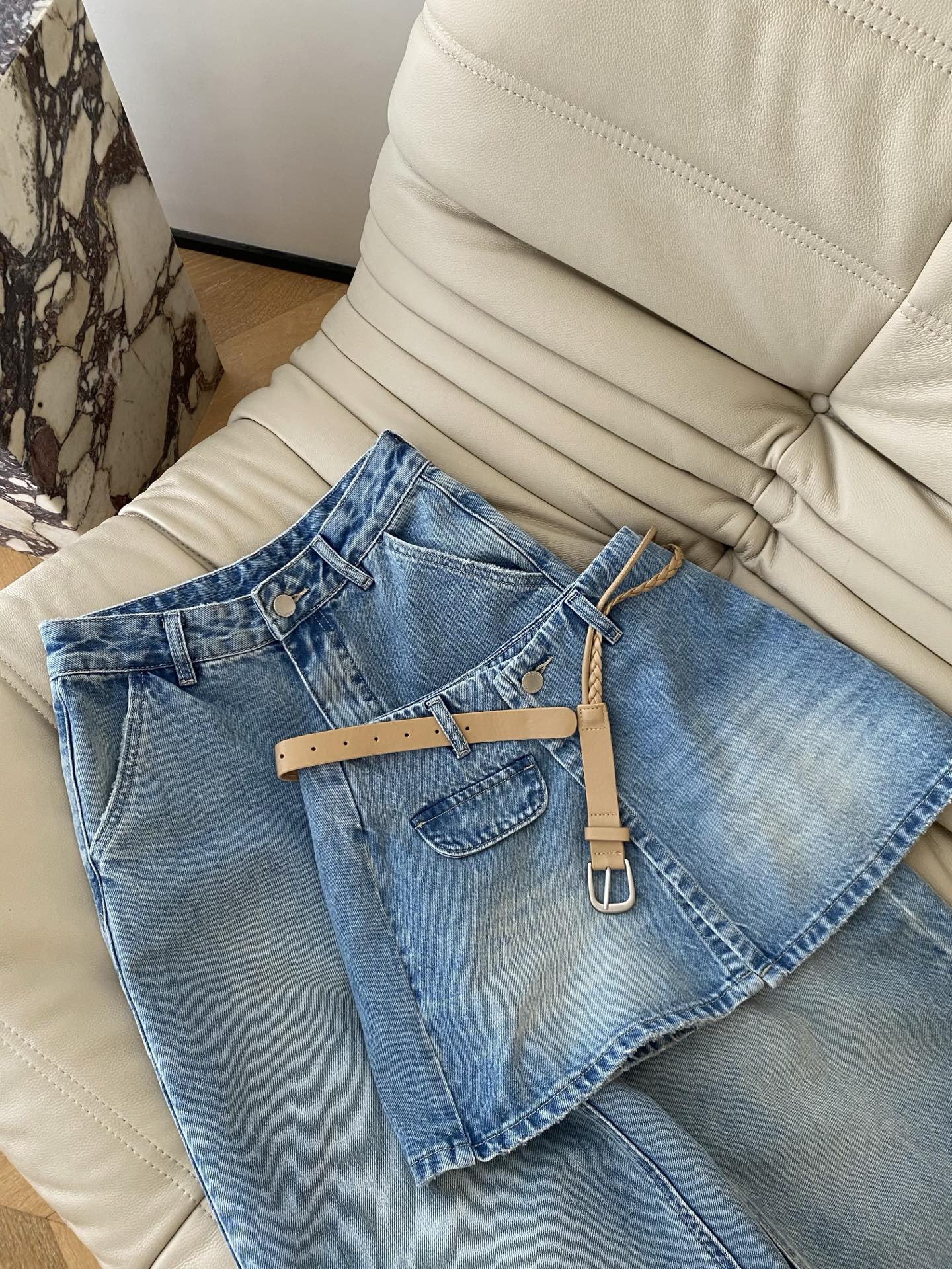 26SS 早春新款复古水洗牛仔两件套，采用高腰利落直筒裤+叠层迷你裙片设计腰头纽扣门襟还原工装细节，编织