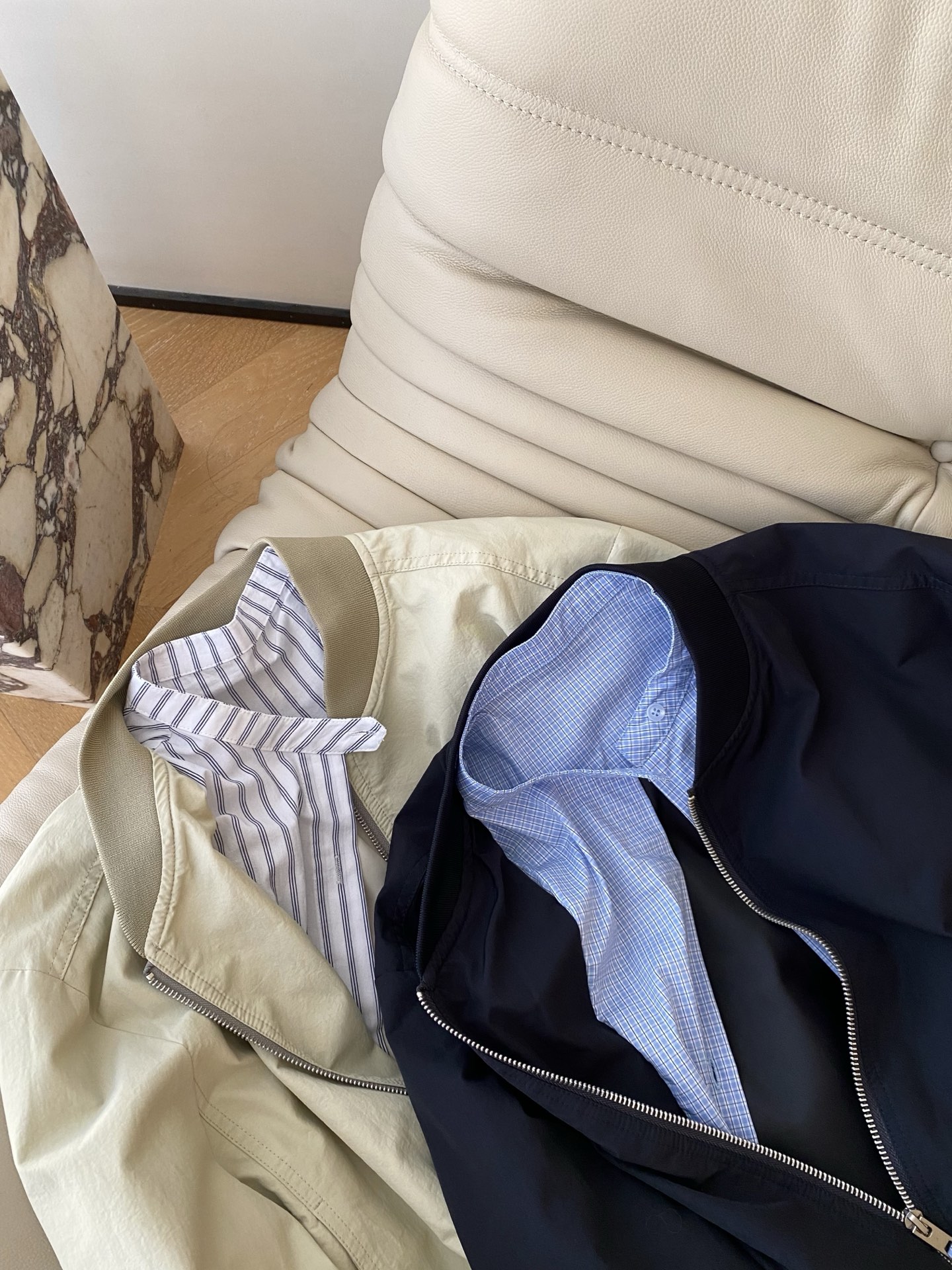 26SS 早春新款假两件拼接棒球服，采用利落短款棒球领廓形，浅卡其/经典黑双调自带清爽滤镜，内里条纹/格