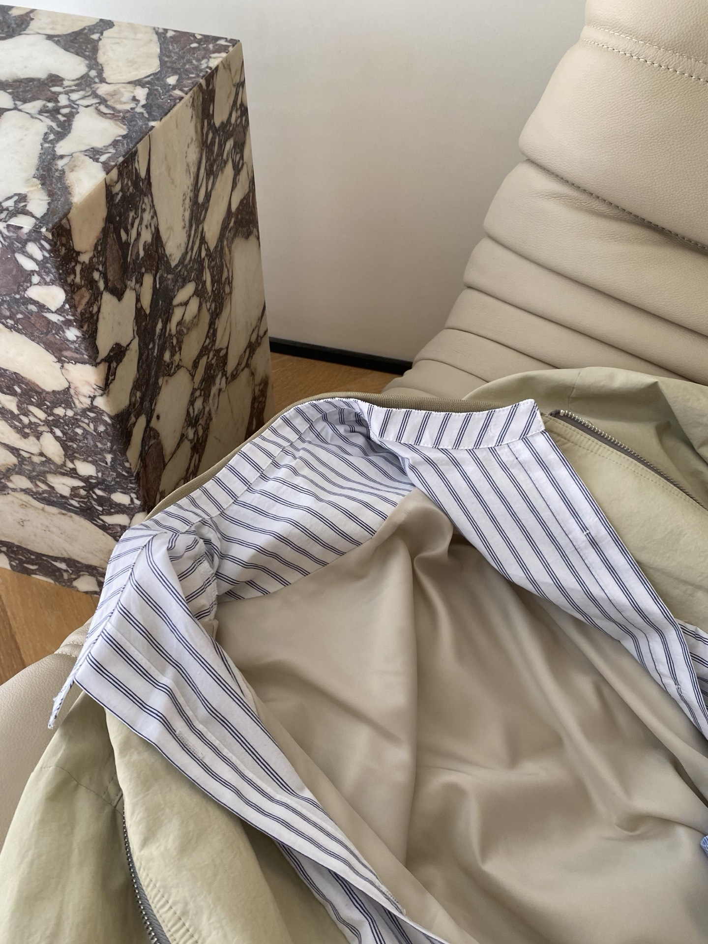 26SS 早春新款假两件拼接棒球服，采用利落短款棒球领廓形，浅卡其/经典黑双调自带清爽滤镜，内里条纹/格