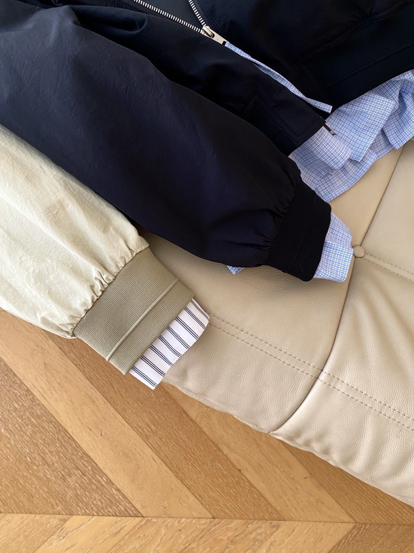 26SS 早春新款假两件拼接棒球服，采用利落短款棒球领廓形，浅卡其/经典黑双调自带清爽滤镜，内里条纹/格