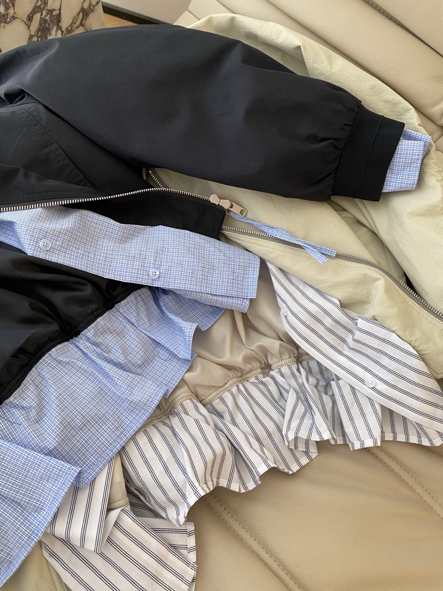 26SS 早春新款假两件拼接棒球服，采用利落短款棒球领廓形，浅卡其/经典黑双调自带清爽滤镜，内里条纹/格