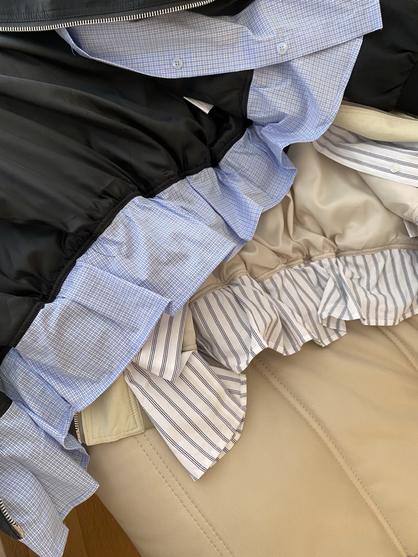 26SS 早春新款假两件拼接棒球服，采用利落短款棒球领廓形，浅卡其/经典黑双调自带清爽滤镜，内里条纹/格