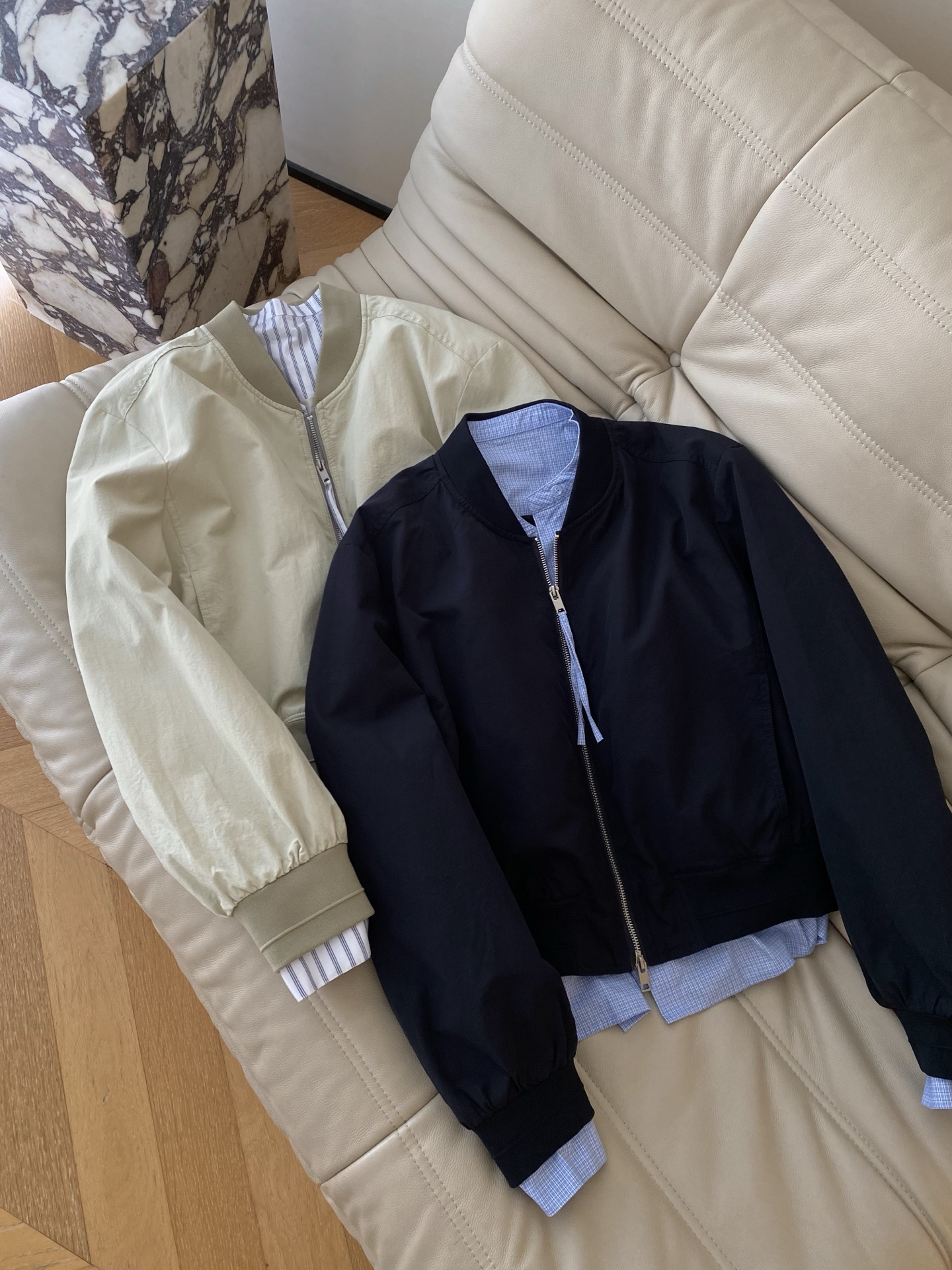 26SS 早春新款假两件拼接棒球服，采用利落短款棒球领廓形，浅卡其/经典黑双调自带清爽滤镜，内里条纹/格