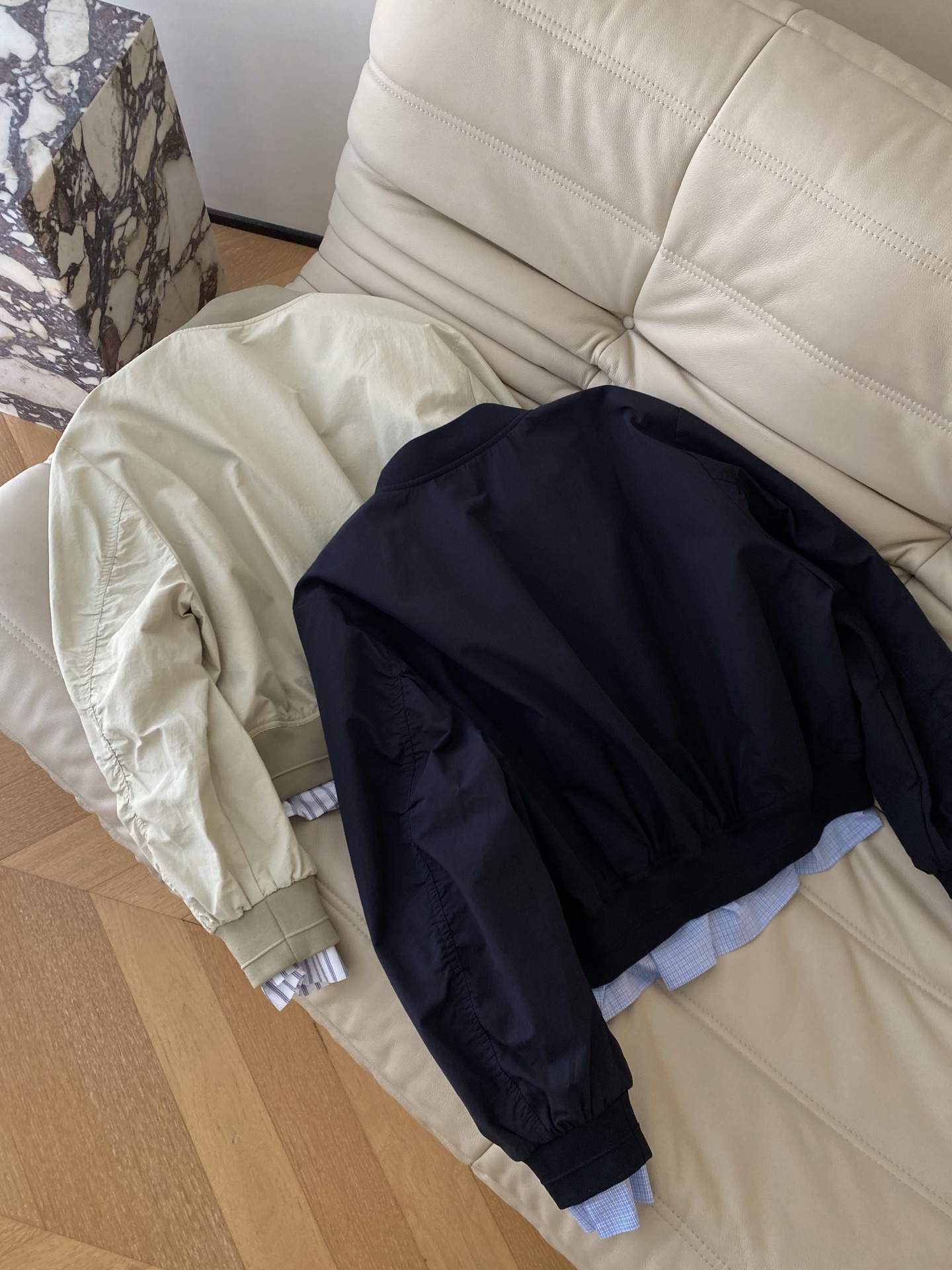 26SS 早春新款假两件拼接棒球服，采用利落短款棒球领廓形，浅卡其/经典黑双调自带清爽滤镜，内里条纹/格