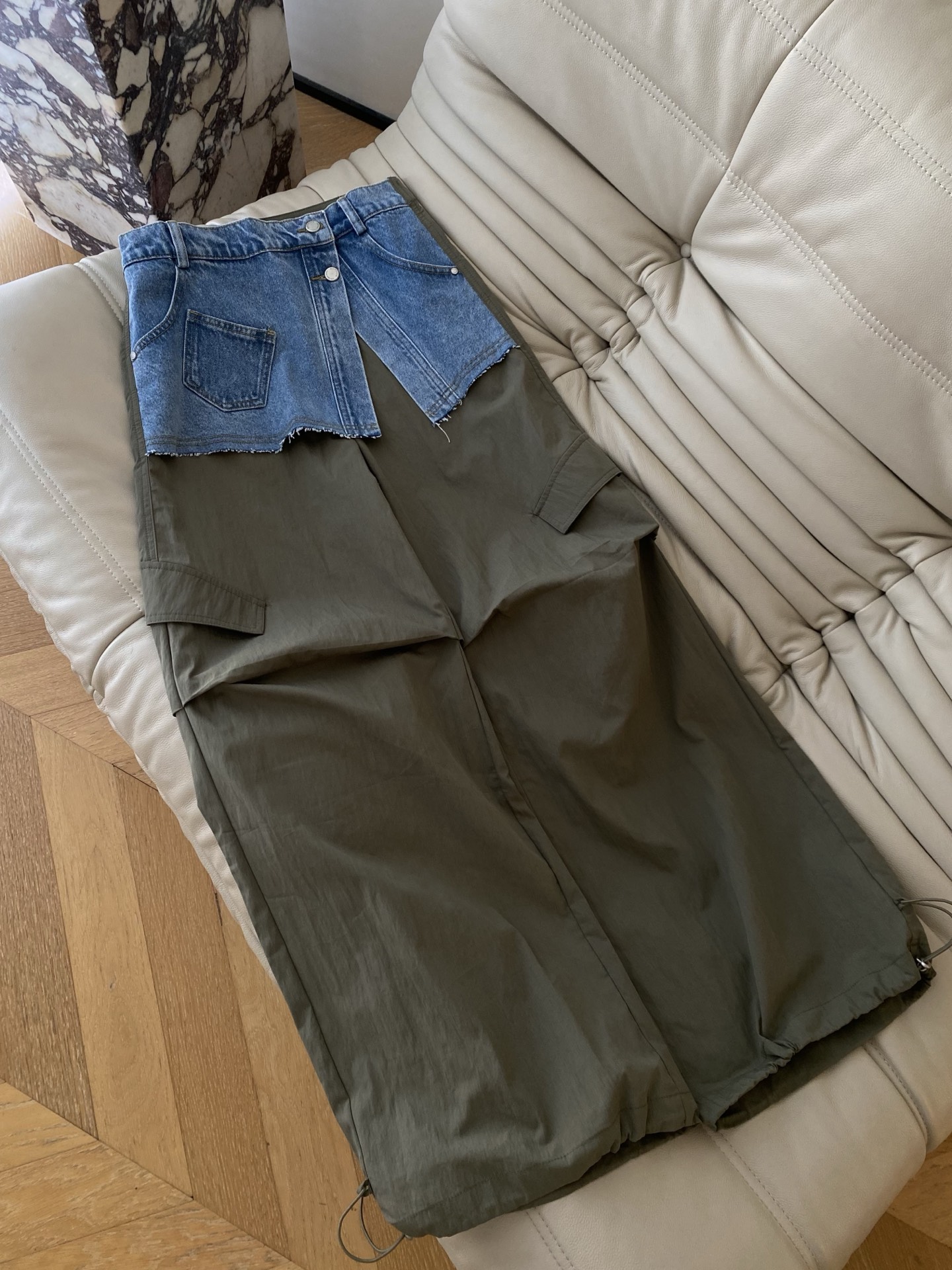 26SS 早春新款拼接工装两件套裤，采用高腰利落阔腿廓形，牛仔裙片与军绿裤身碰撞混搭滤镜，腰头双纽扣门襟