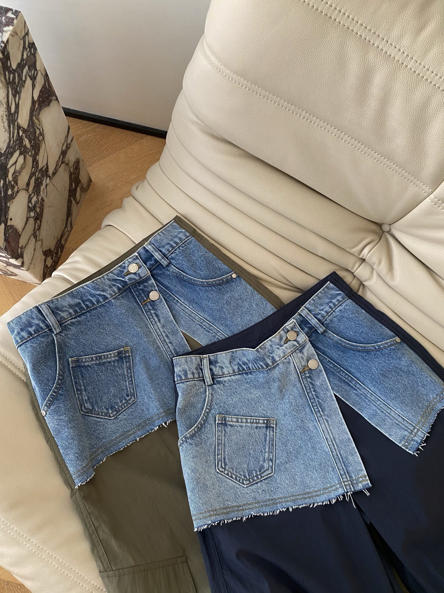26SS 早春新款拼接工装两件套裤，采用高腰利落阔腿廓形，牛仔裙片与军绿裤身碰撞混搭滤镜，腰头双纽扣门襟