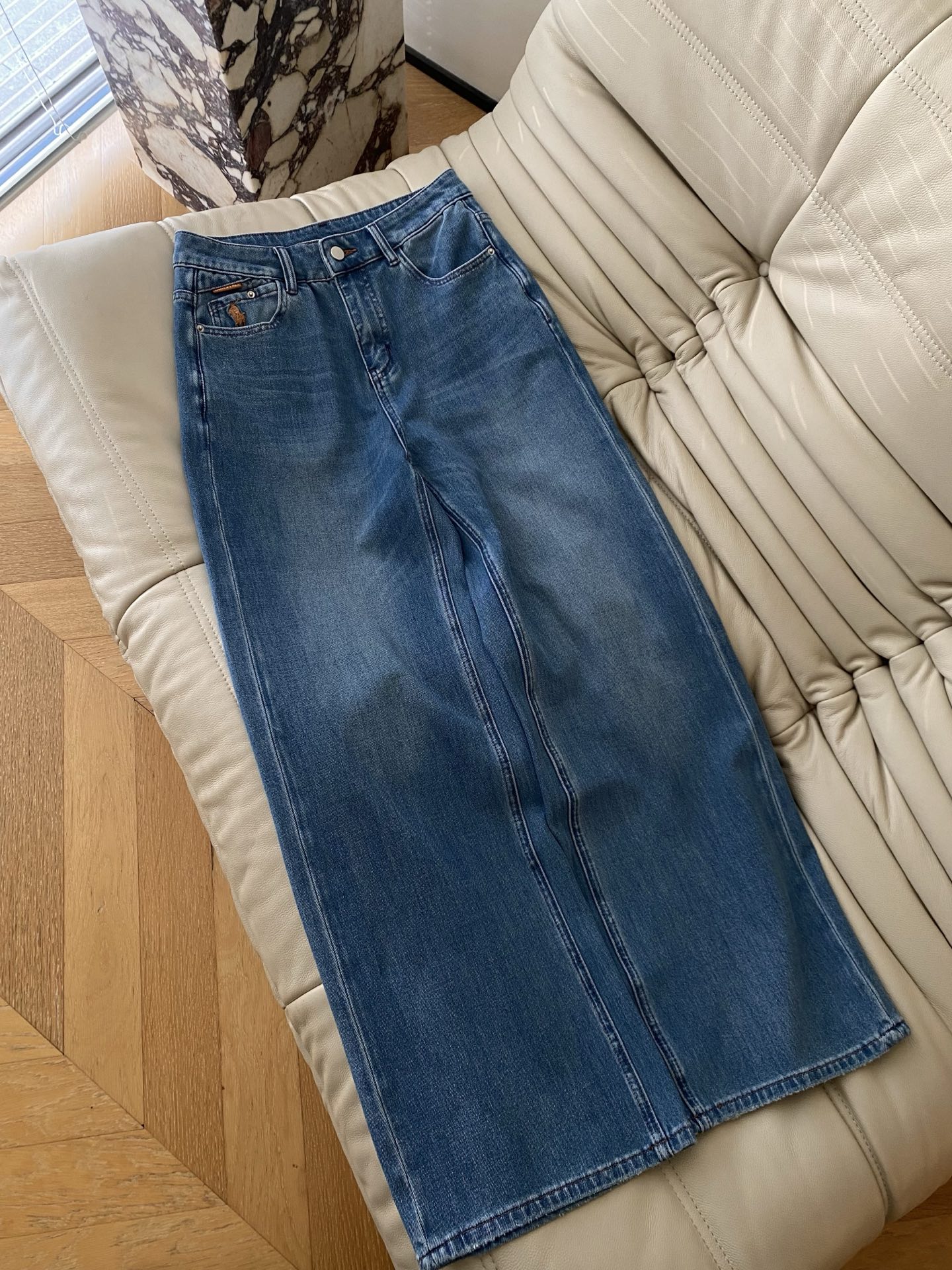 26SS 早春新款直筒阔腿牛仔裤采用利落高腰阔腿廓形，经典蓝/双调自带松弛滤镜，口袋迷你刺绣标识点缀低调