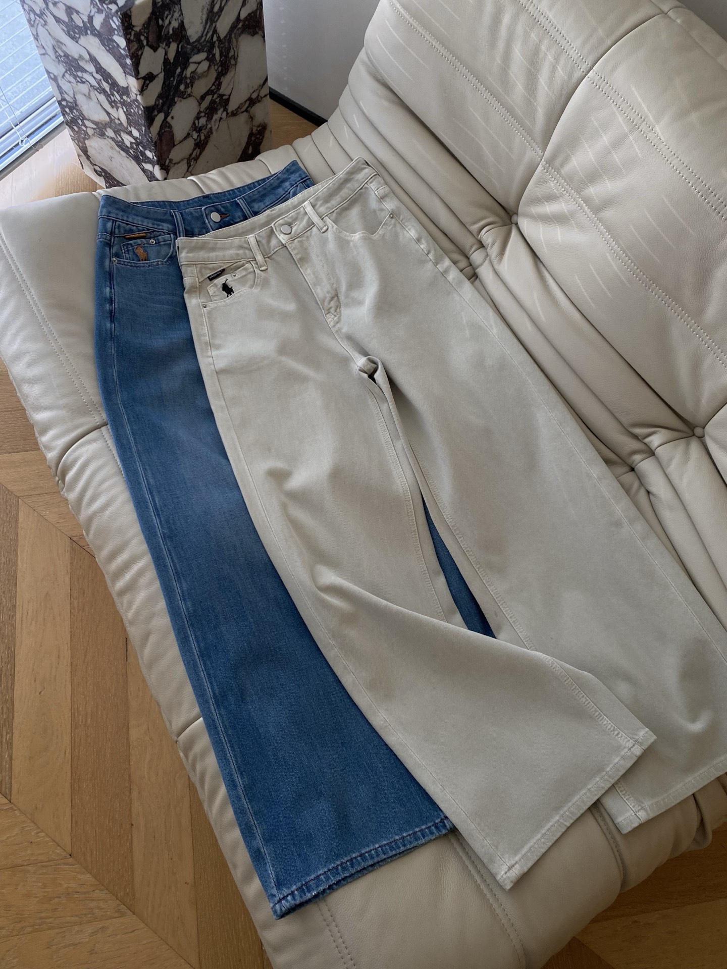 26SS 早春新款直筒阔腿牛仔裤采用利落高腰阔腿廓形，经典蓝/双调自带松弛滤镜，口袋迷你刺绣标识点缀低调