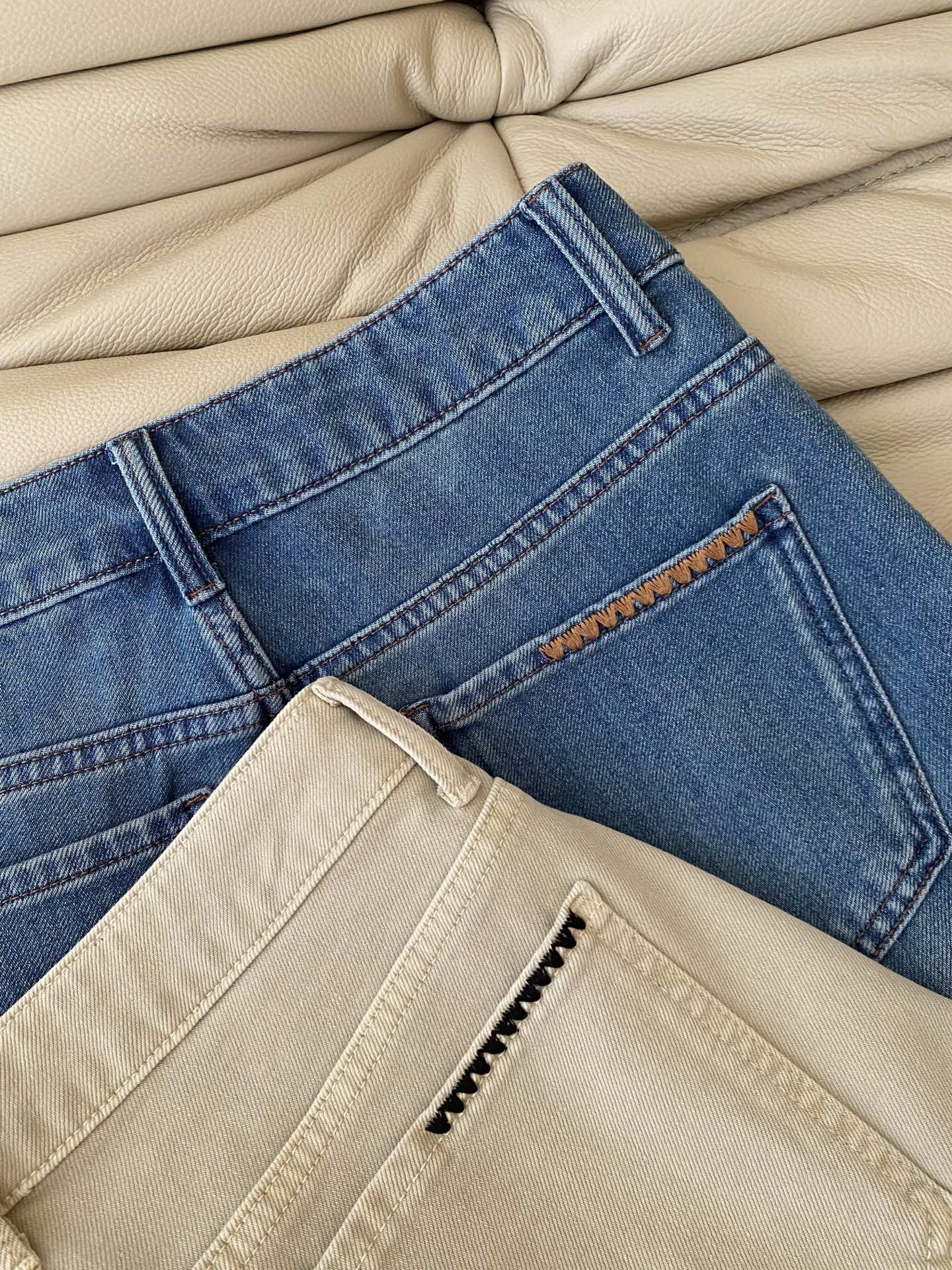 26SS 早春新款直筒阔腿牛仔裤采用利落高腰阔腿廓形，经典蓝/双调自带松弛滤镜，口袋迷你刺绣标识点缀低调