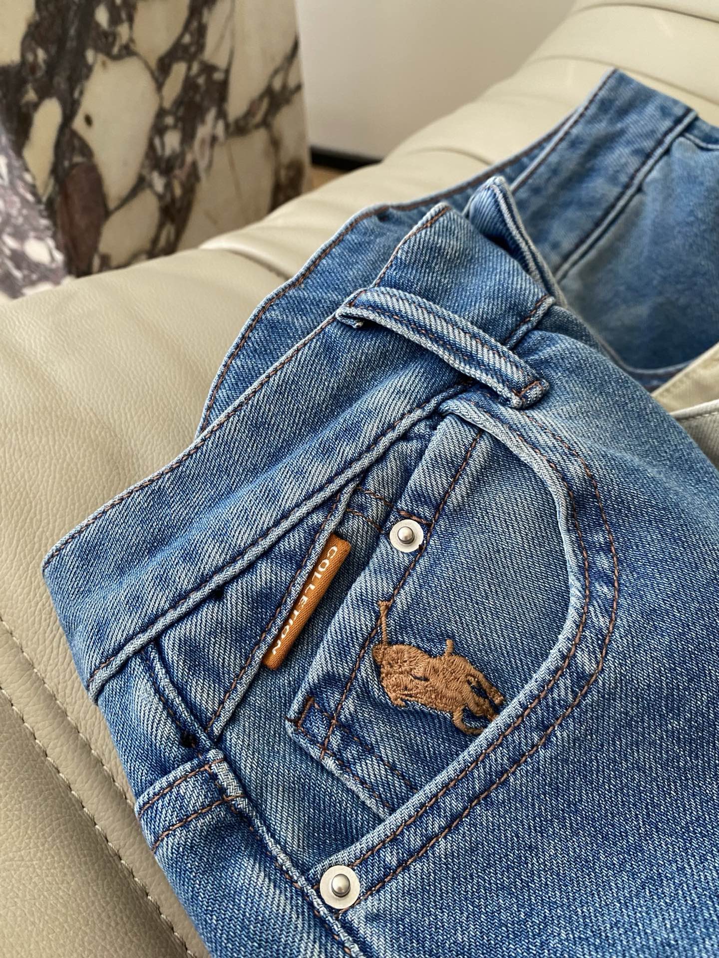 26SS 早春新款直筒阔腿牛仔裤采用利落高腰阔腿廓形，经典蓝/双调自带松弛滤镜，口袋迷你刺绣标识点缀低调