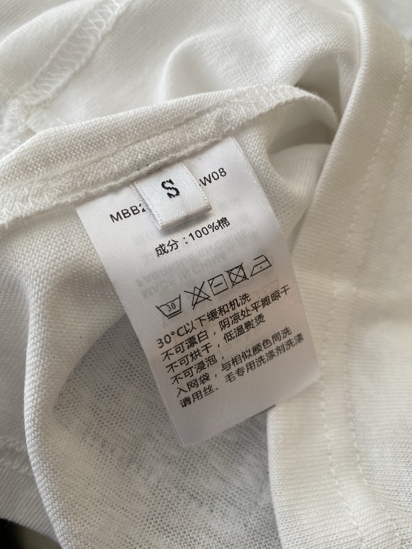 26SS 早春新款撞色假两件短袖T恤采用利落短款圆领廓形，纯净白/黑复古黄双调自带美式滤镜，领口撞色毛边