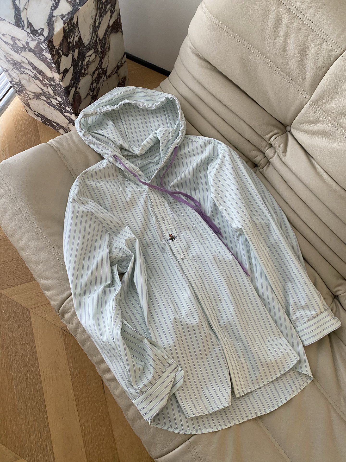 26SS 早春新款连帽条纹衬衫 采用利落连帽微宽松廓形，清新浅蓝细条纹自带松弛滤镜，胸前迷你土星刺绣点缀