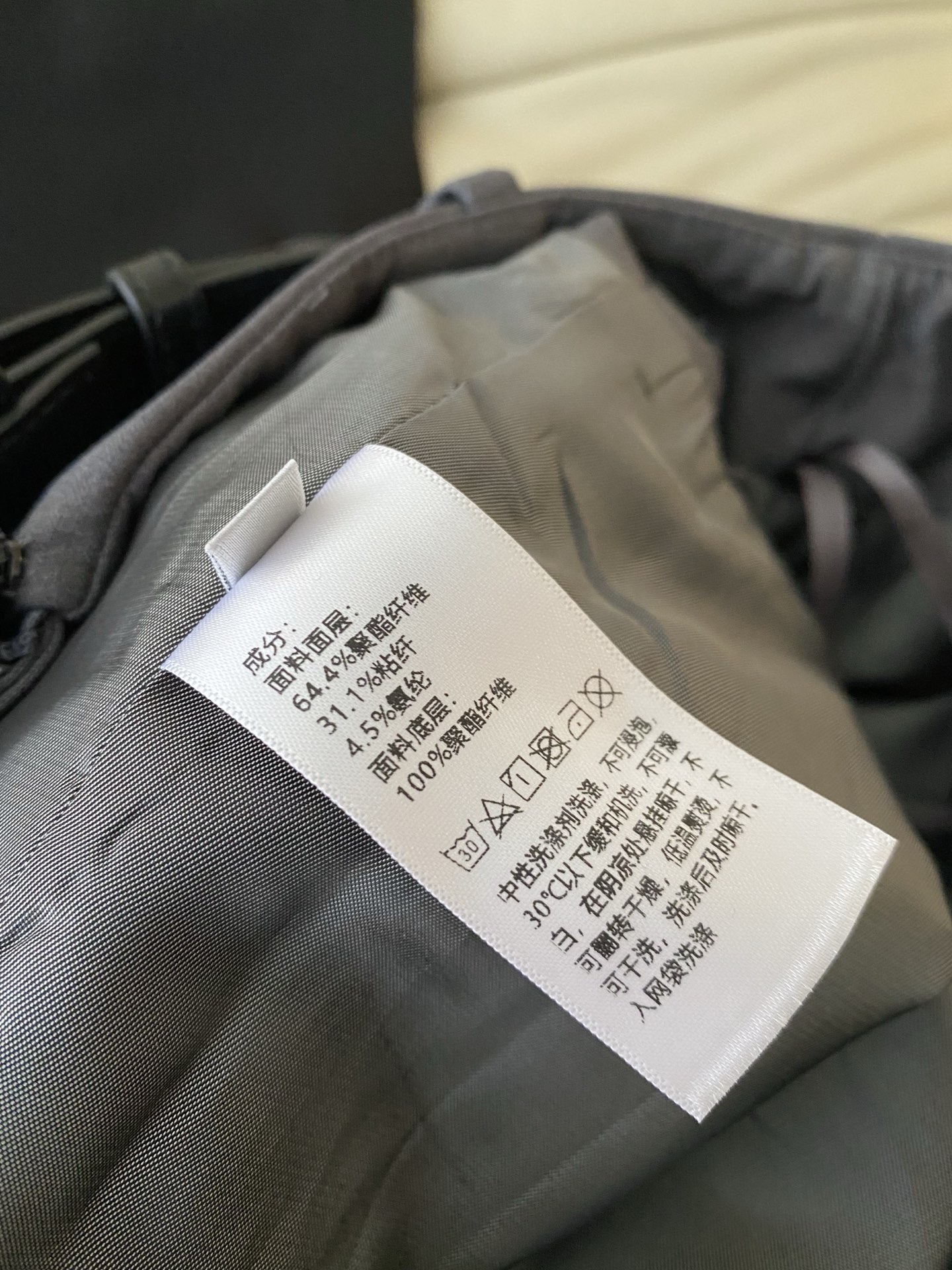 26SS 早春新款高腰假两件短裤裙采用利落高腰直筒假两件廓形，经典灰/黑双色自带干练滤镜，同色系皮质腰带