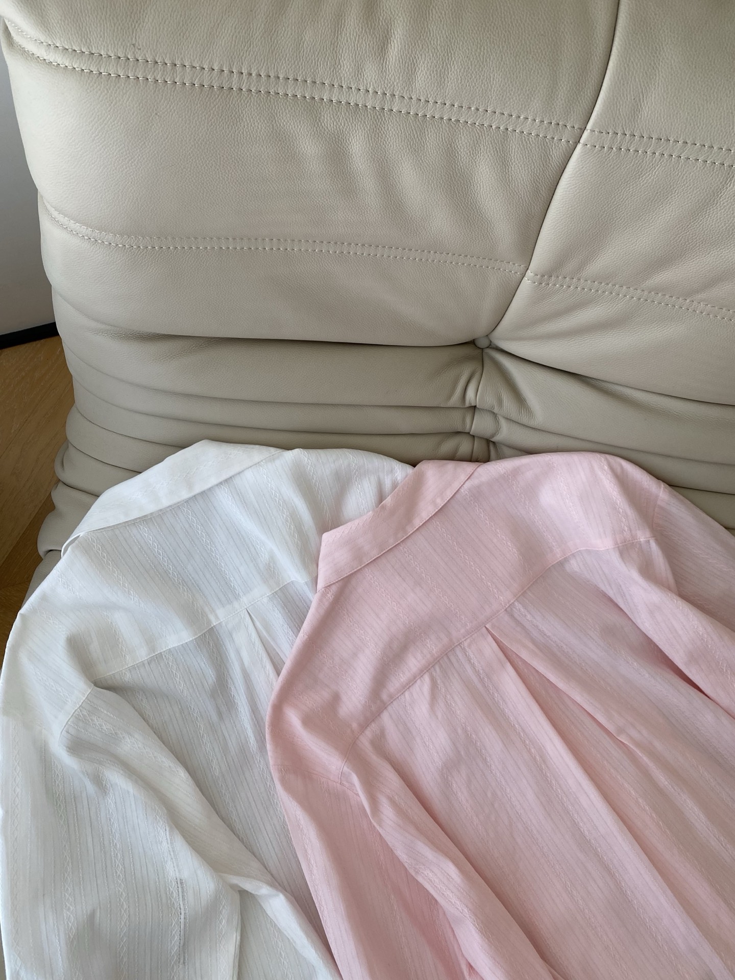 26SS 早春新款松弛感条纹衬衫利落翻领+微阔版型适配多元场景，纯净白/樱花粉双色自带慵懒氛围，侧摆开叉