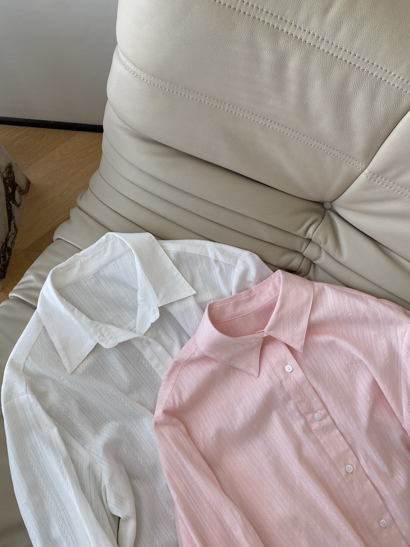 26SS 早春新款松弛感条纹衬衫利落翻领+微阔版型适配多元场景，纯净白/樱花粉双色自带慵懒氛围，侧摆开叉