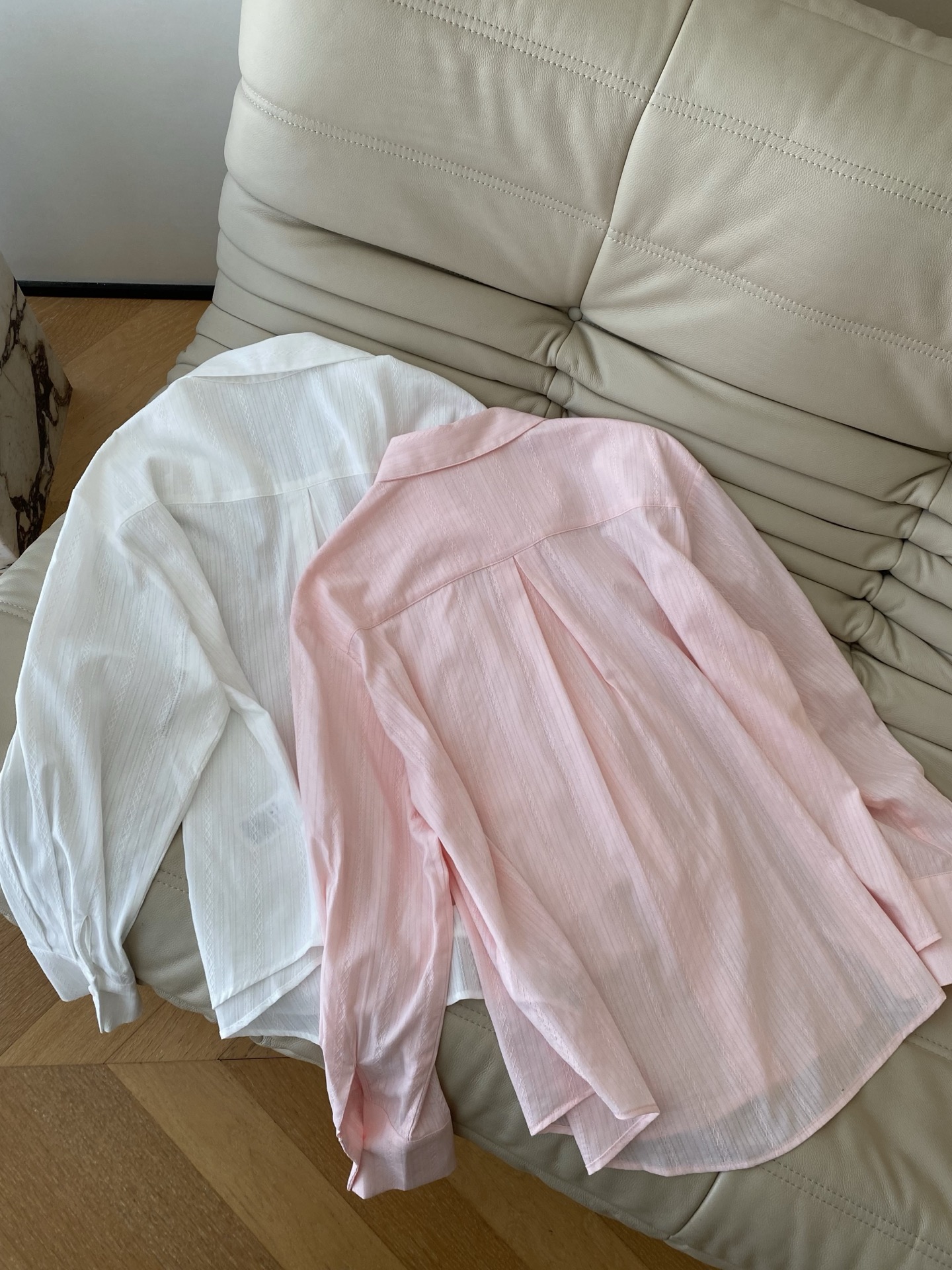 26SS 早春新款松弛感条纹衬衫利落翻领+微阔版型适配多元场景，纯净白/樱花粉双色自带慵懒氛围，侧摆开叉
