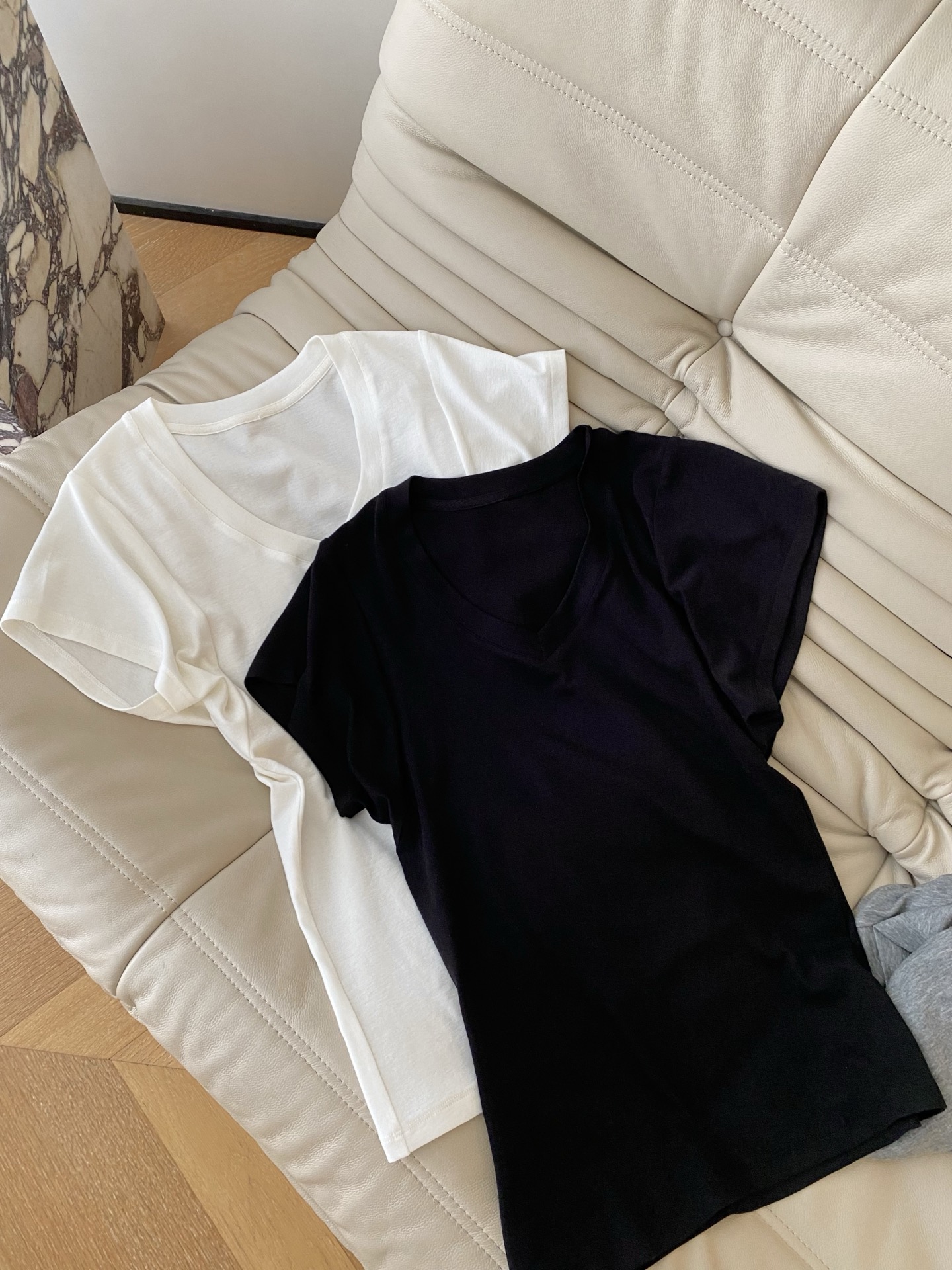 26SS 早春新款显瘦V领莱赛尔天丝羊毛 百搭T 利落V领剪裁修饰颈部线条，微收腰版型勾勒慵懒随性氛围。