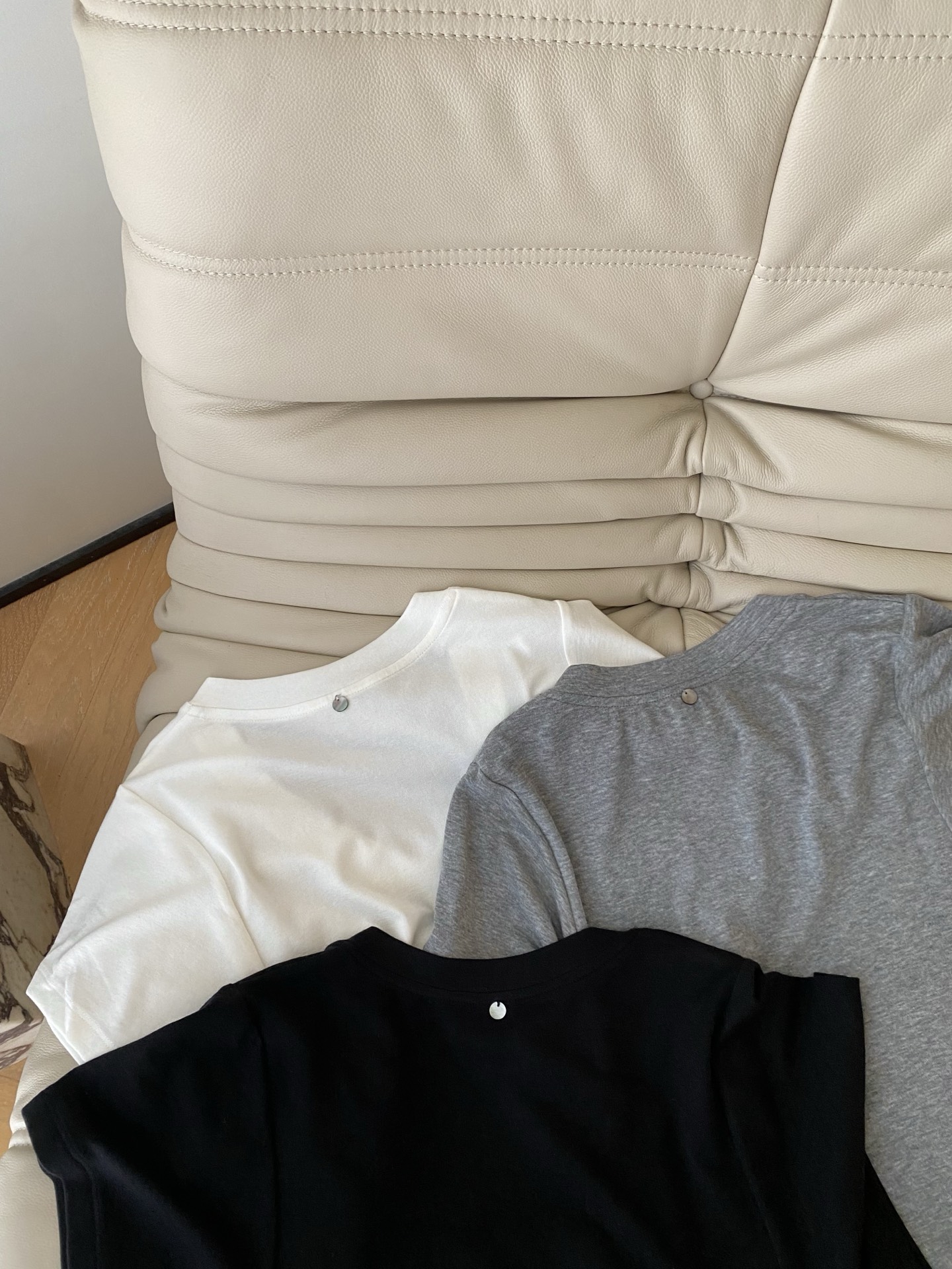 26SS 早春新款显瘦V领莱赛尔天丝羊毛 百搭T 利落V领剪裁修饰颈部线条，微收腰版型勾勒慵懒随性氛围。