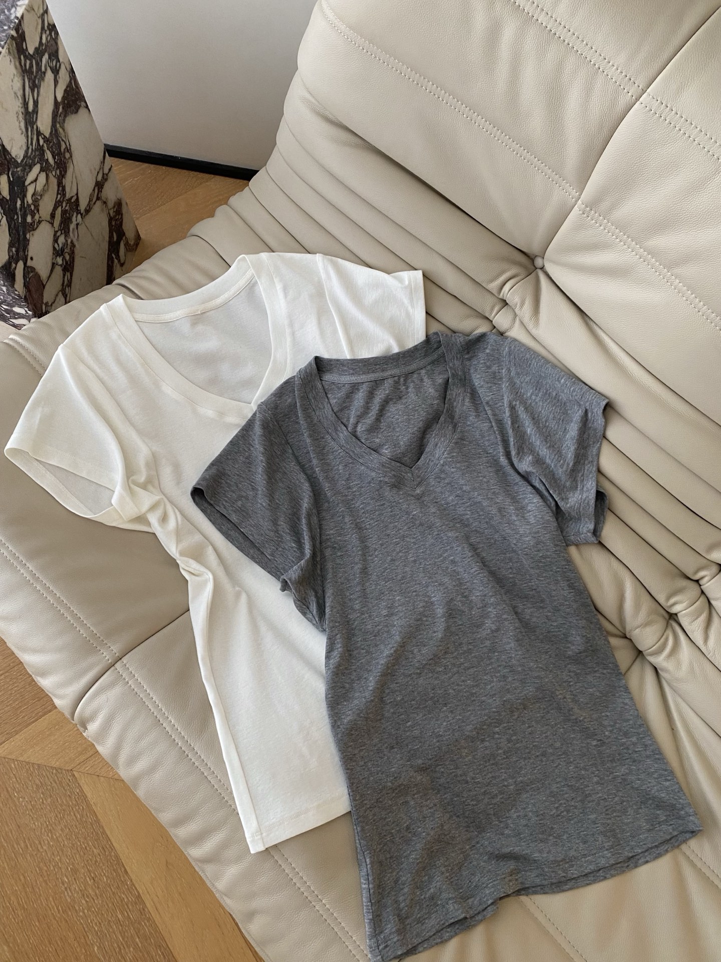 26SS 早春新款显瘦V领莱赛尔天丝羊毛 百搭T 利落V领剪裁修饰颈部线条，微收腰版型勾勒慵懒随性氛围。