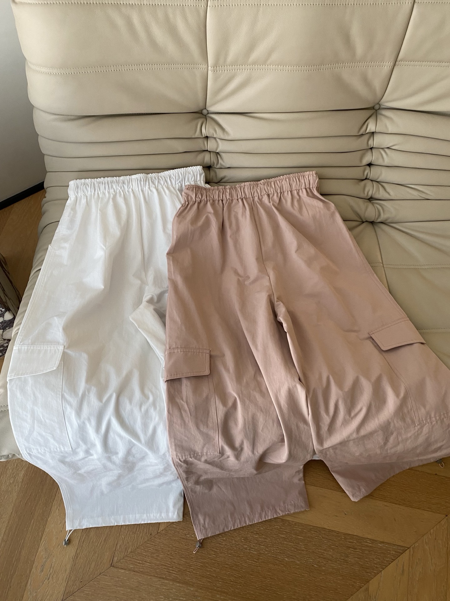 26SS 早春新款工装阔腿裤高腰抽绳版型修饰利落比例，双侧立体口袋承载实用与酷感，明线工艺还原街头松弛氛