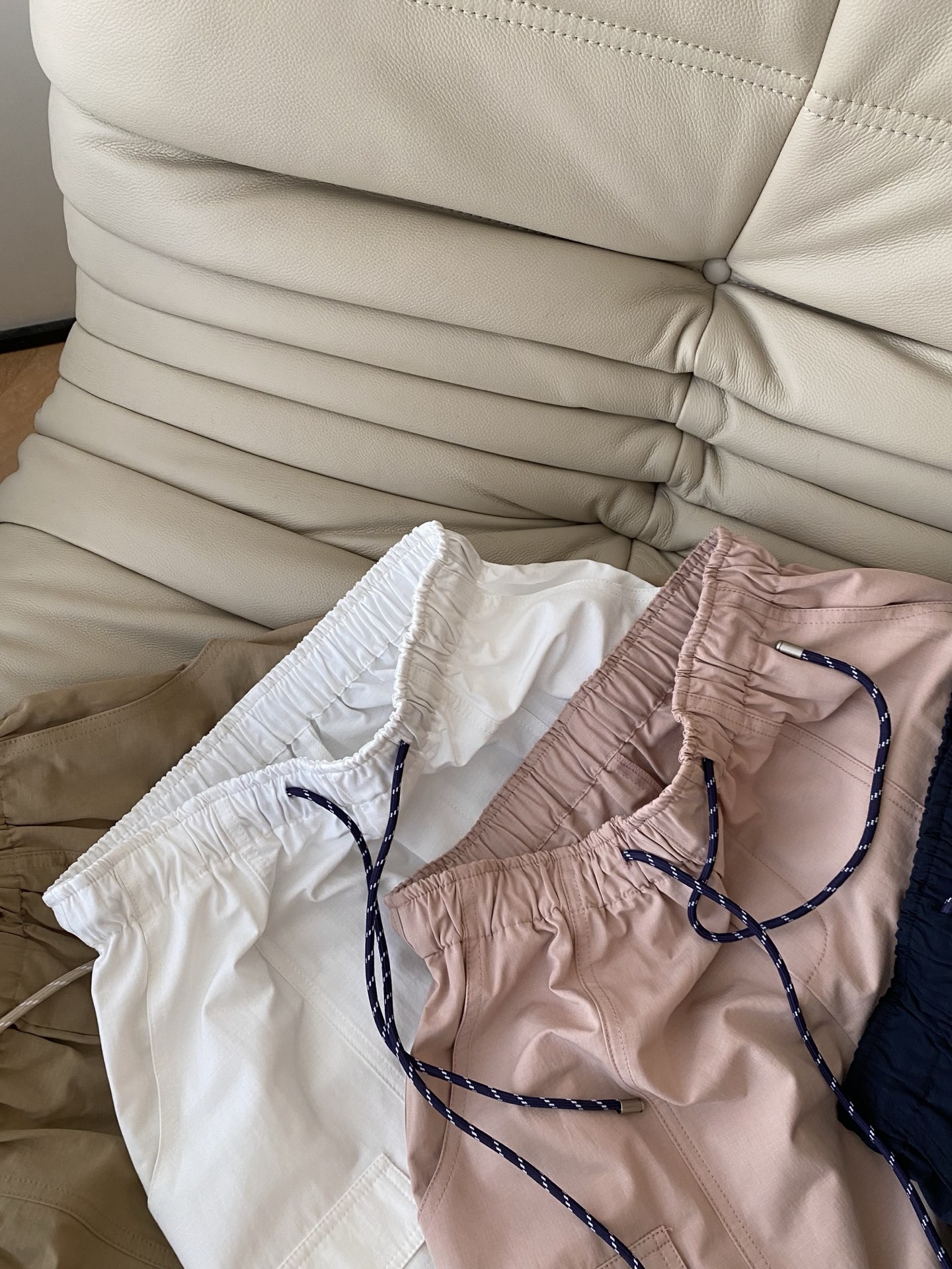 26SS 早春新款工装阔腿裤高腰抽绳版型修饰利落比例，双侧立体口袋承载实用与酷感，明线工艺还原街头松弛氛