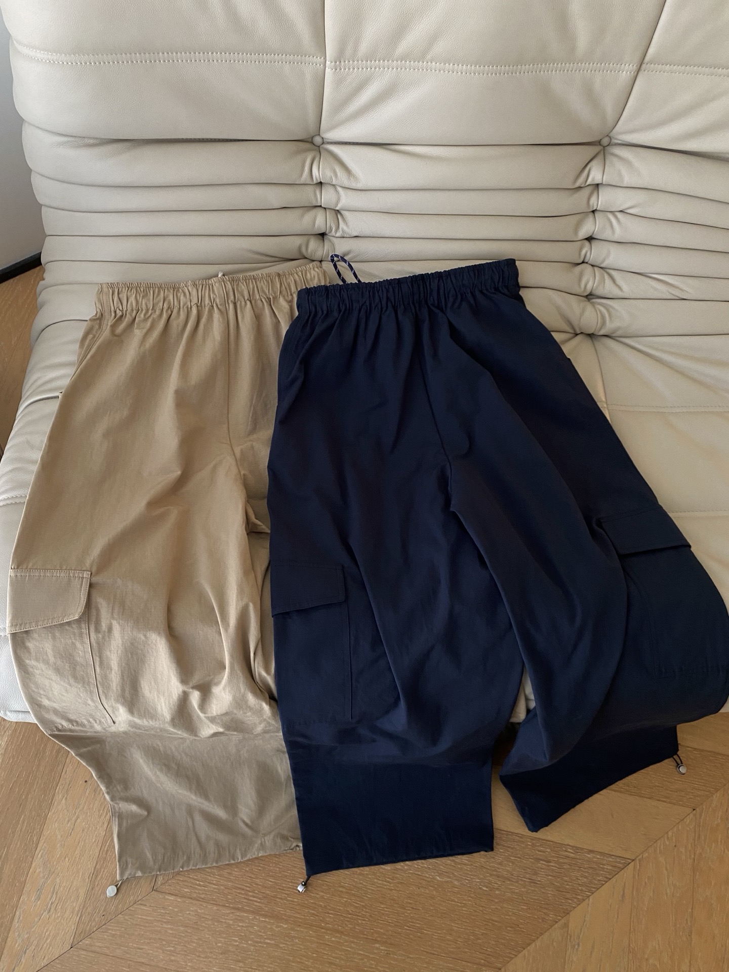 26SS 早春新款工装阔腿裤高腰抽绳版型修饰利落比例，双侧立体口袋承载实用与酷感，明线工艺还原街头松弛氛