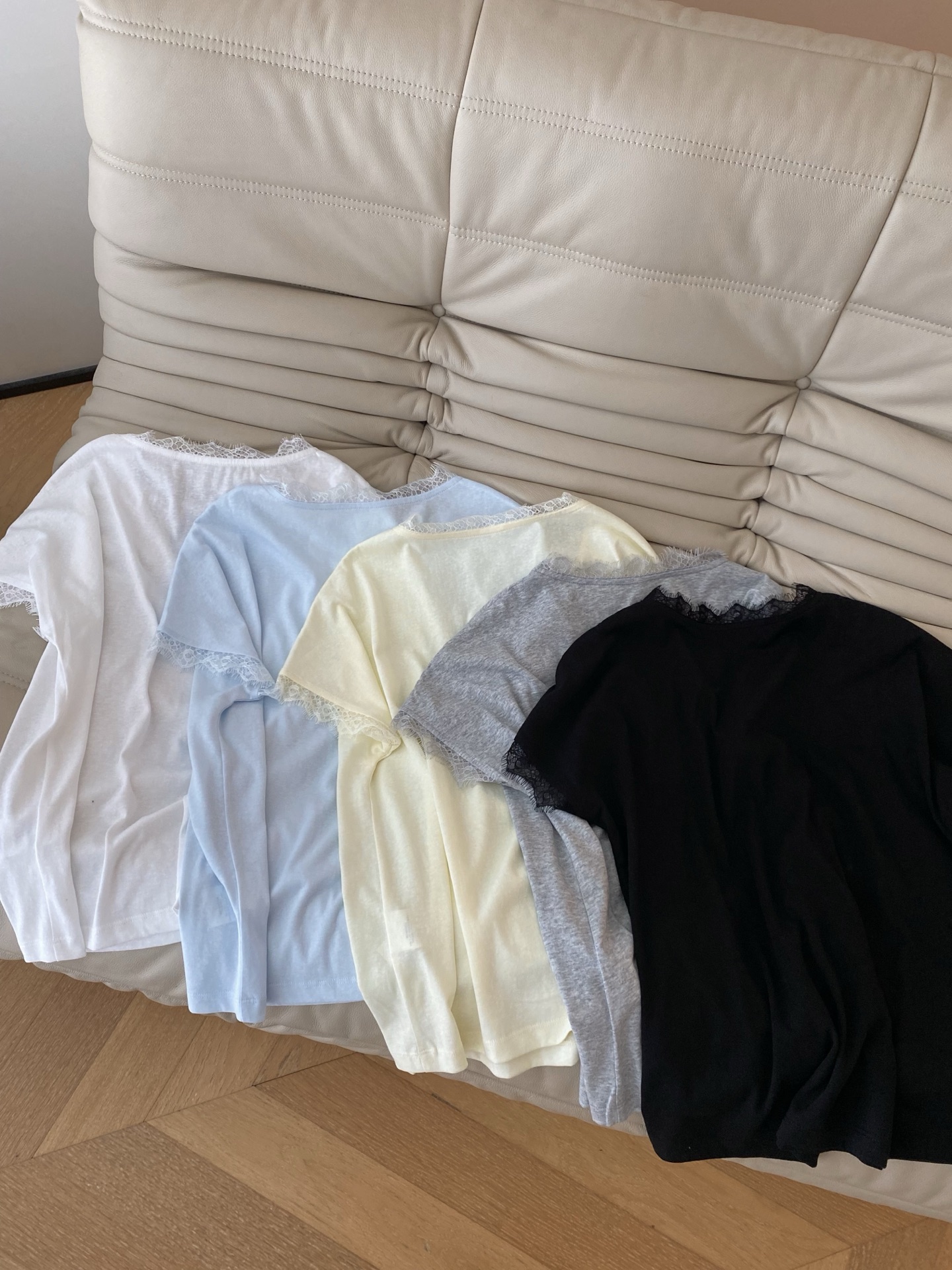 26SS 早春新款 蕾丝V领短袖T恤柔焦V领拼接精致睫毛蕾丝，不经意间勾勒锁骨线条，甜欲氛围拉满，袖口同