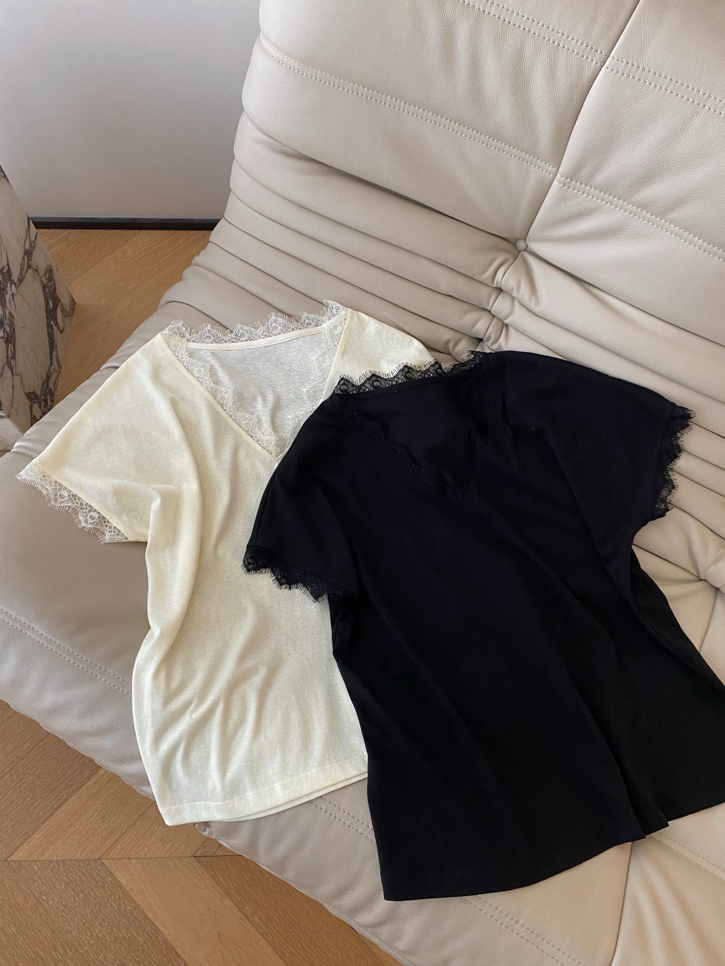26SS 早春新款 蕾丝V领短袖T恤柔焦V领拼接精致睫毛蕾丝，不经意间勾勒锁骨线条，甜欲氛围拉满，袖口同