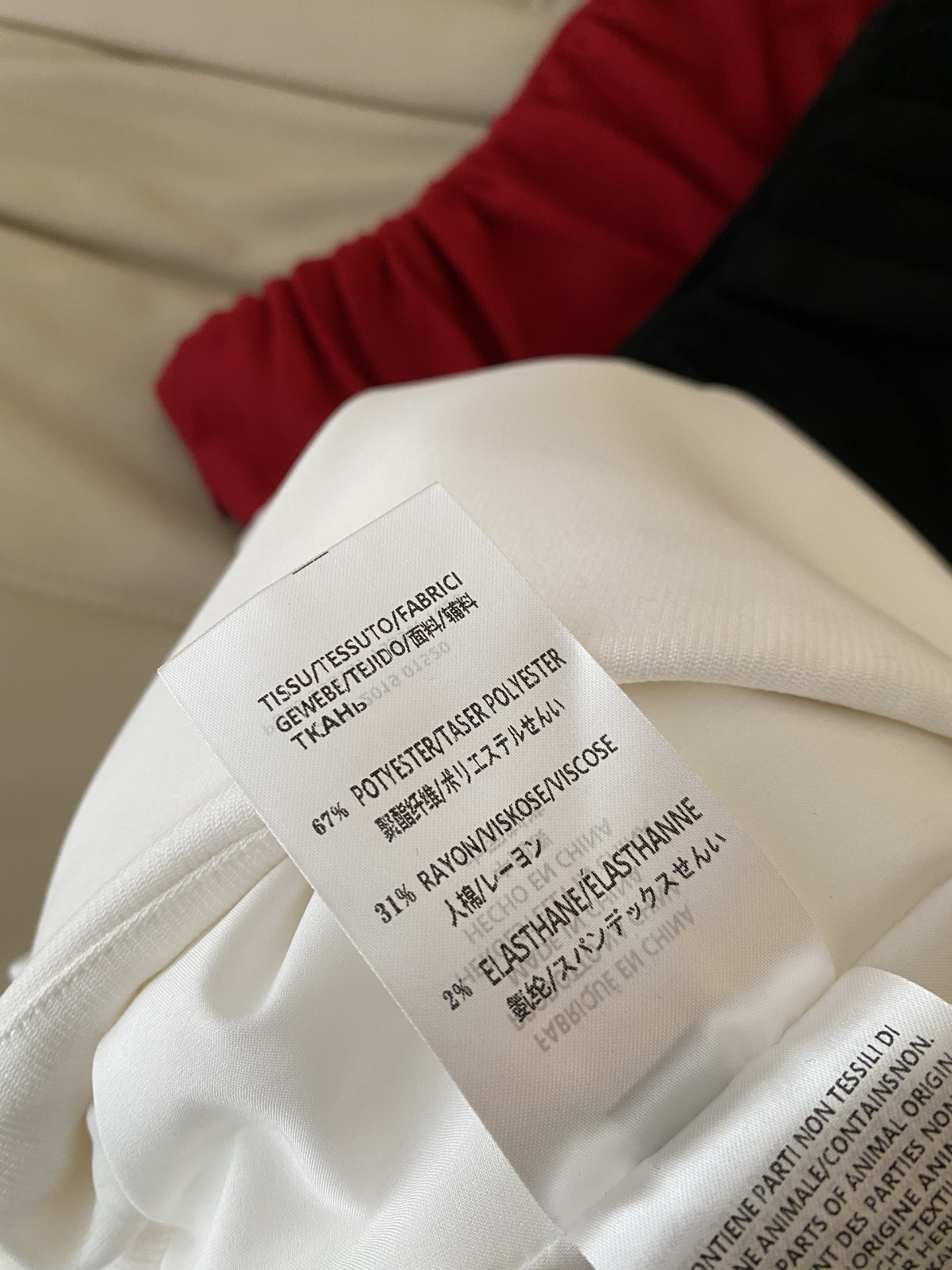 26SS 早春新款小A假两件短裤裙采用利落高腰直筒假两件廓形，经典白/红黑色自带清冷滤镜，层叠拼接设计点